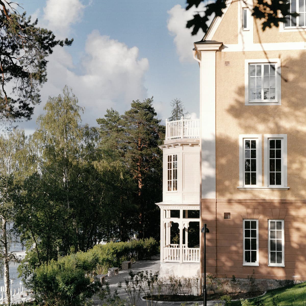 En byggnad med en balkong och en balkong på toppen av den.