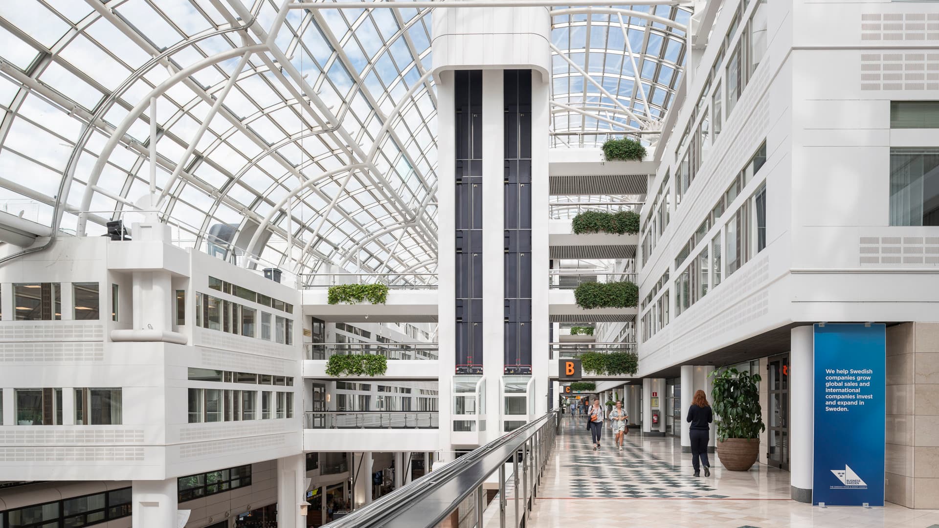 Ett stort atrium med några få människor som går omkring.