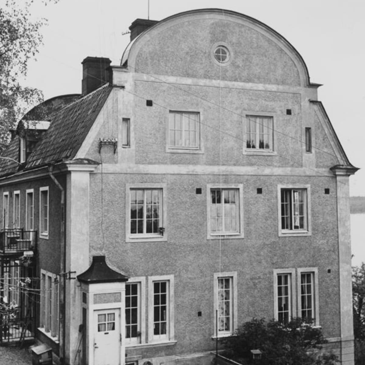 Ett svartvitt foto av en stor byggnad.