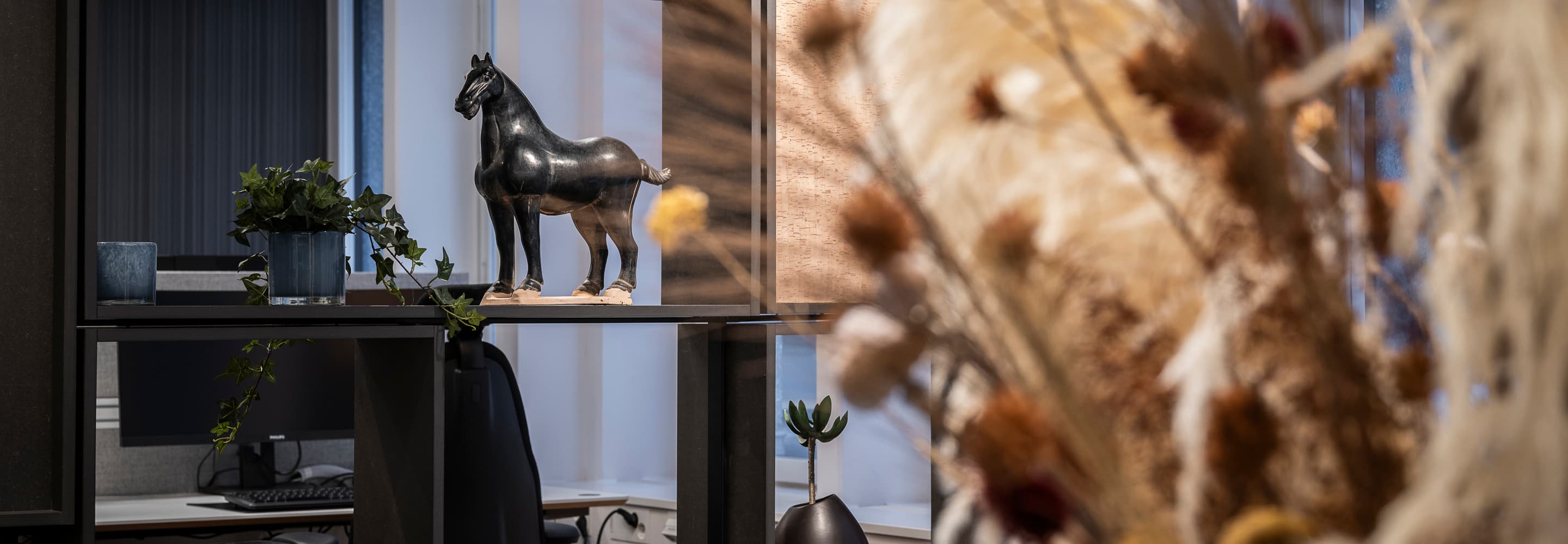 Ett kontor med en häststaty i mitten av rummet.