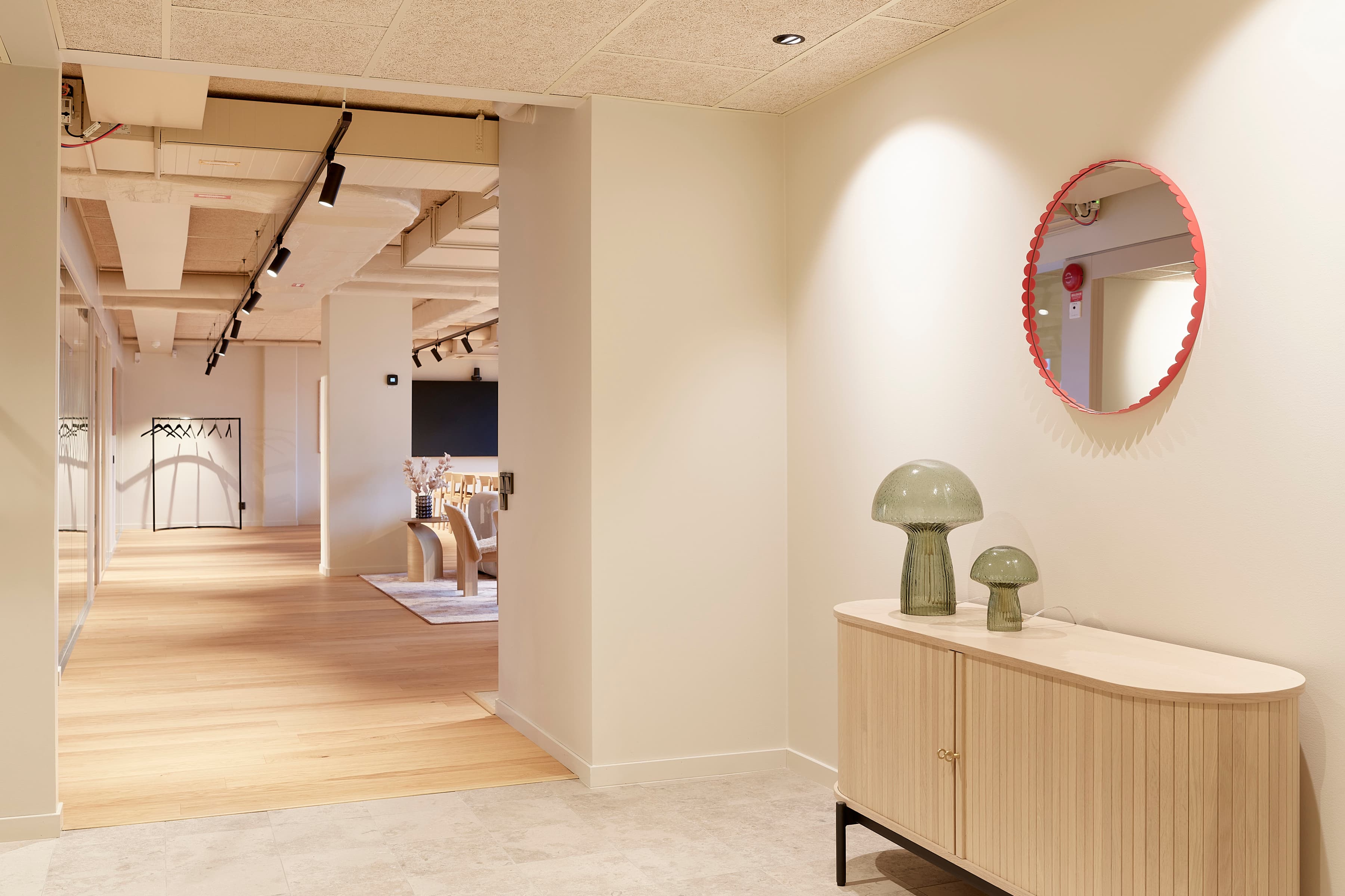 Ett rum med en vit vägg och ett träskåp.