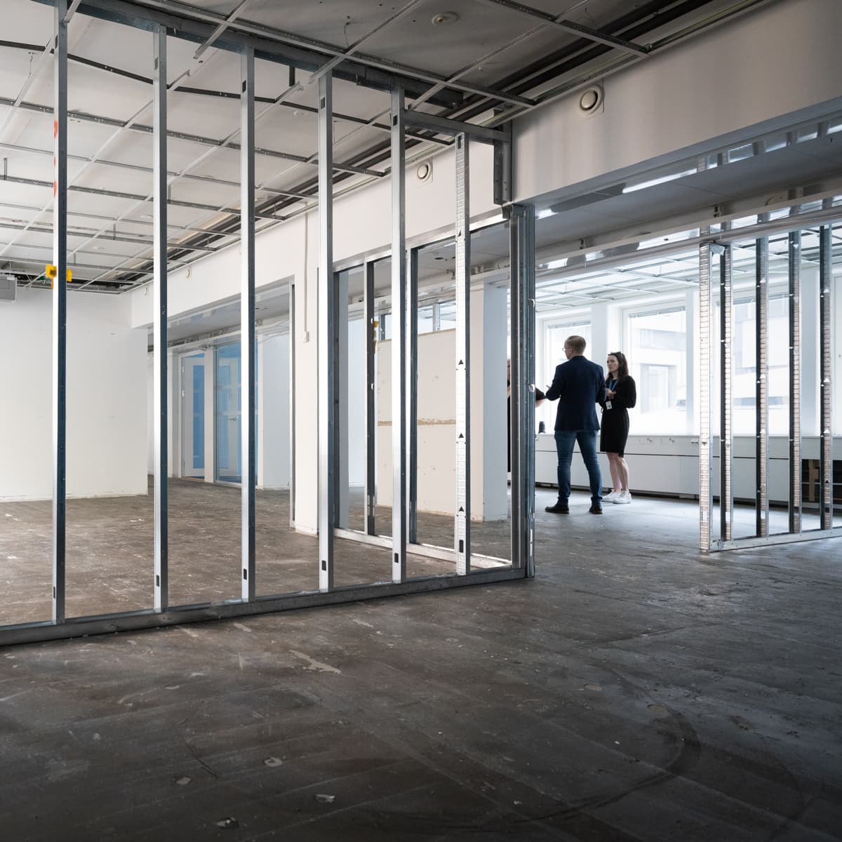 Några personer som står i ett rum.