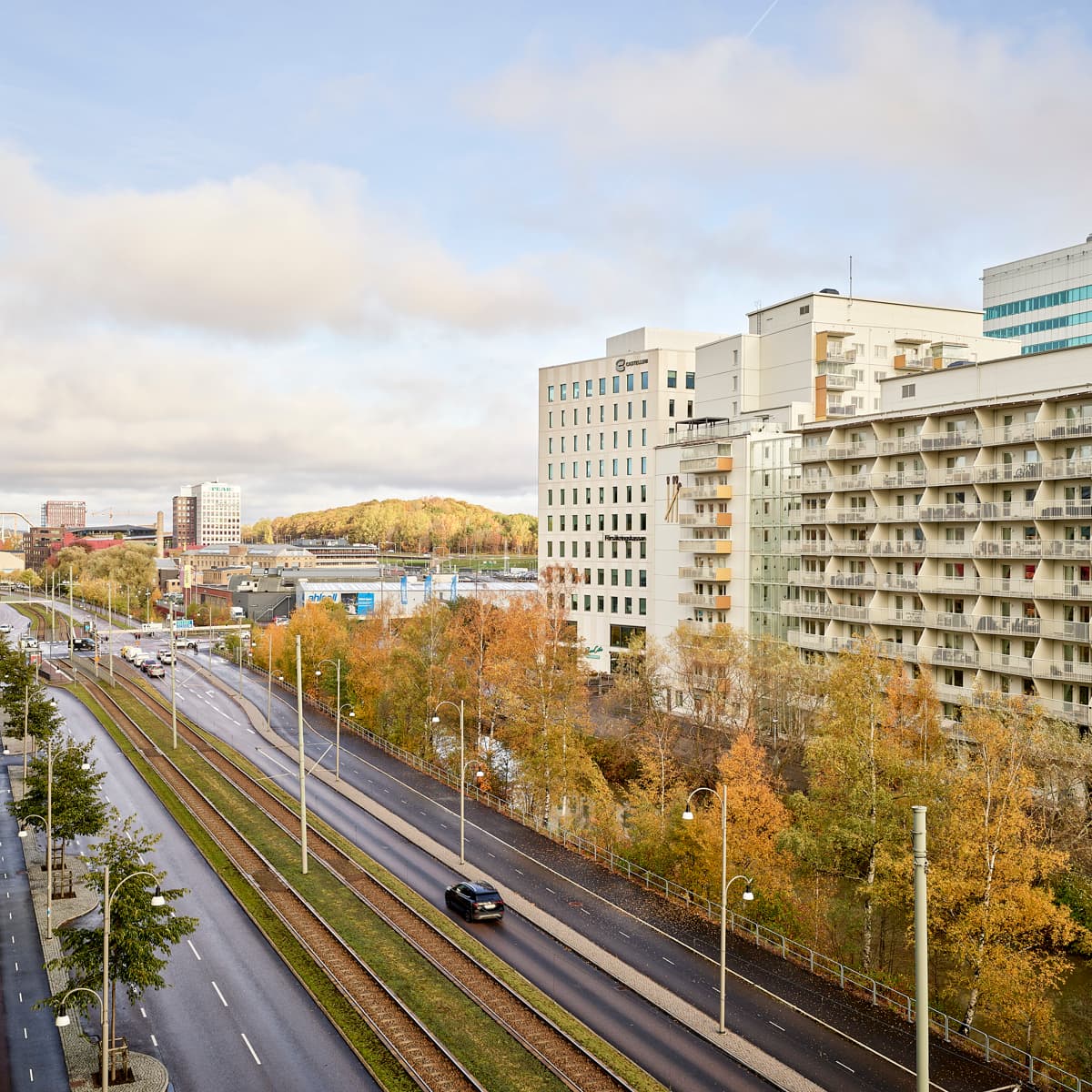 En utsikt över en stad från en hög byggnad.