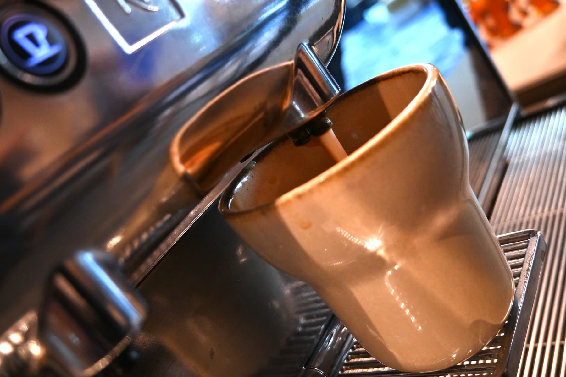 En kaffemaskin med en kopp på.