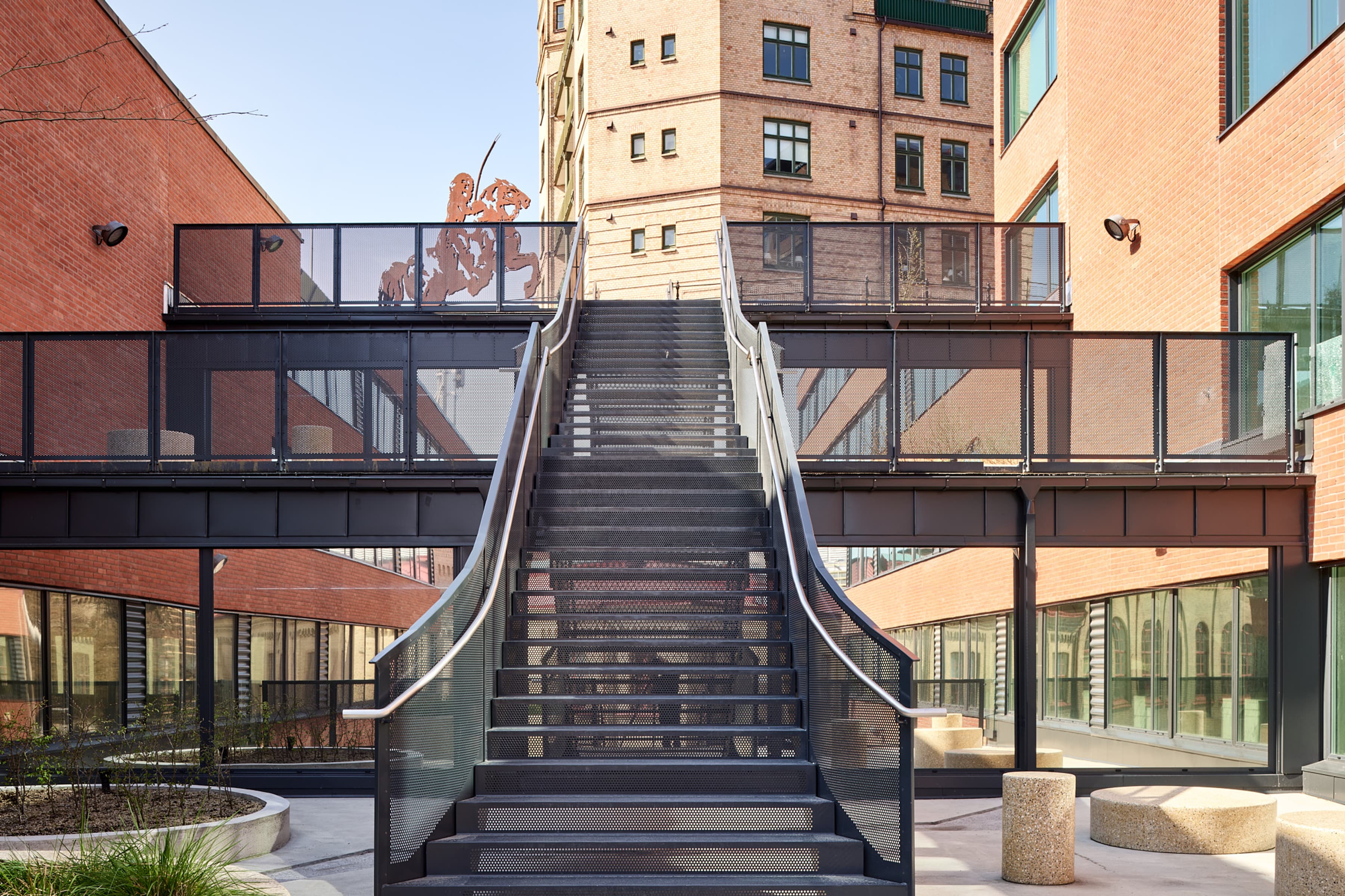 En trappa som leder upp till en byggnad.