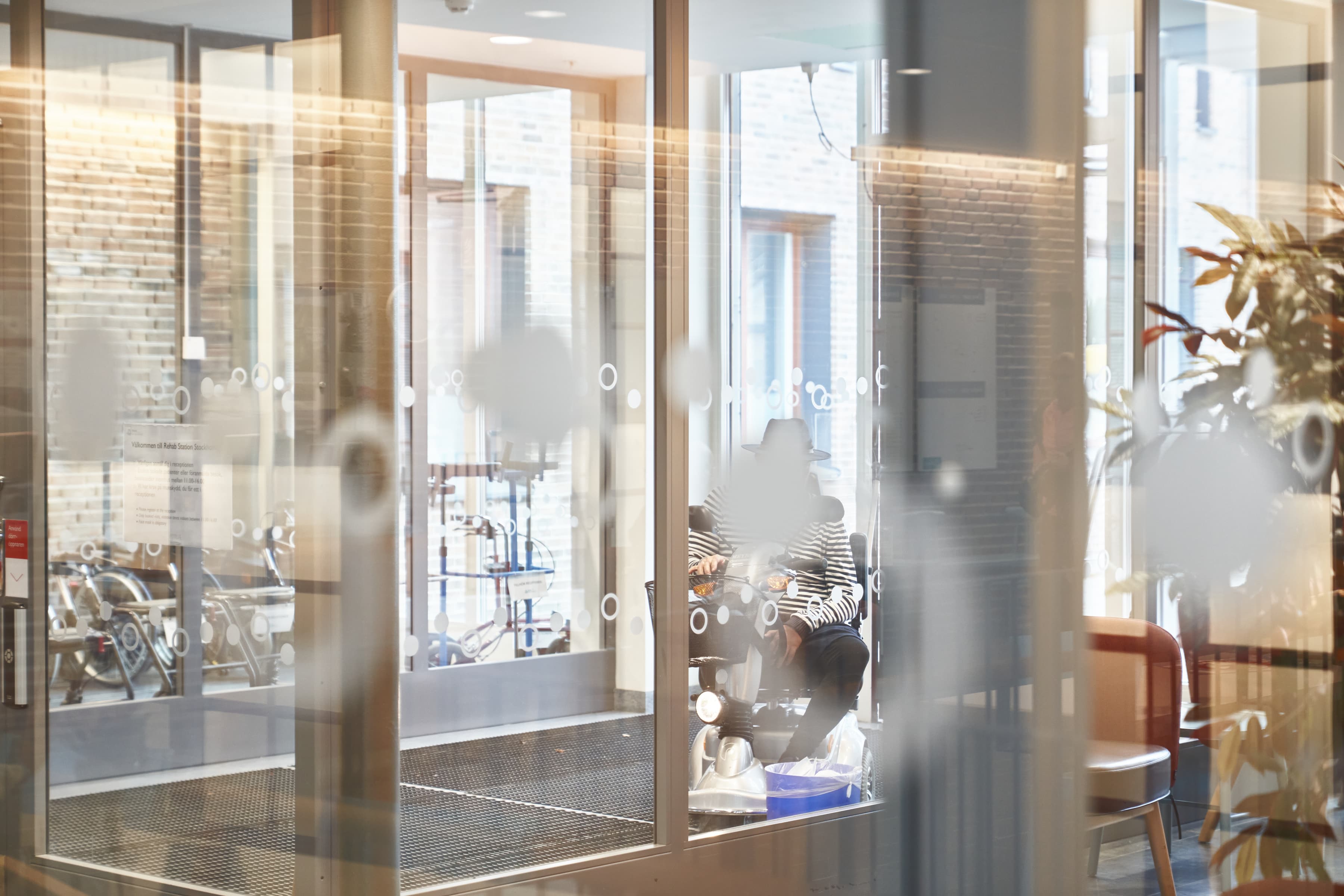 Ett rum med glasväggar och en brandpost.