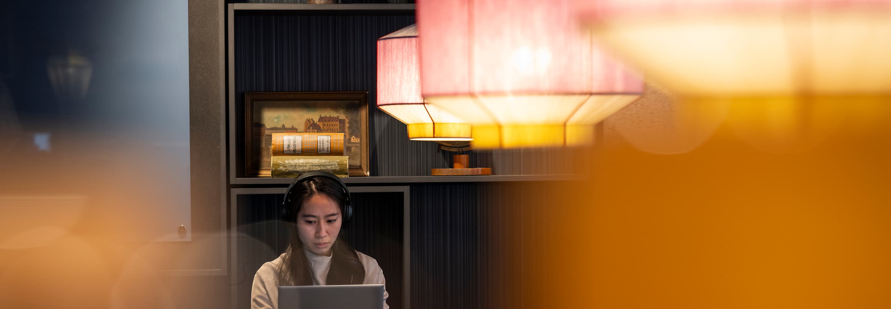 En kvinna sitter framför en bärbar dator.