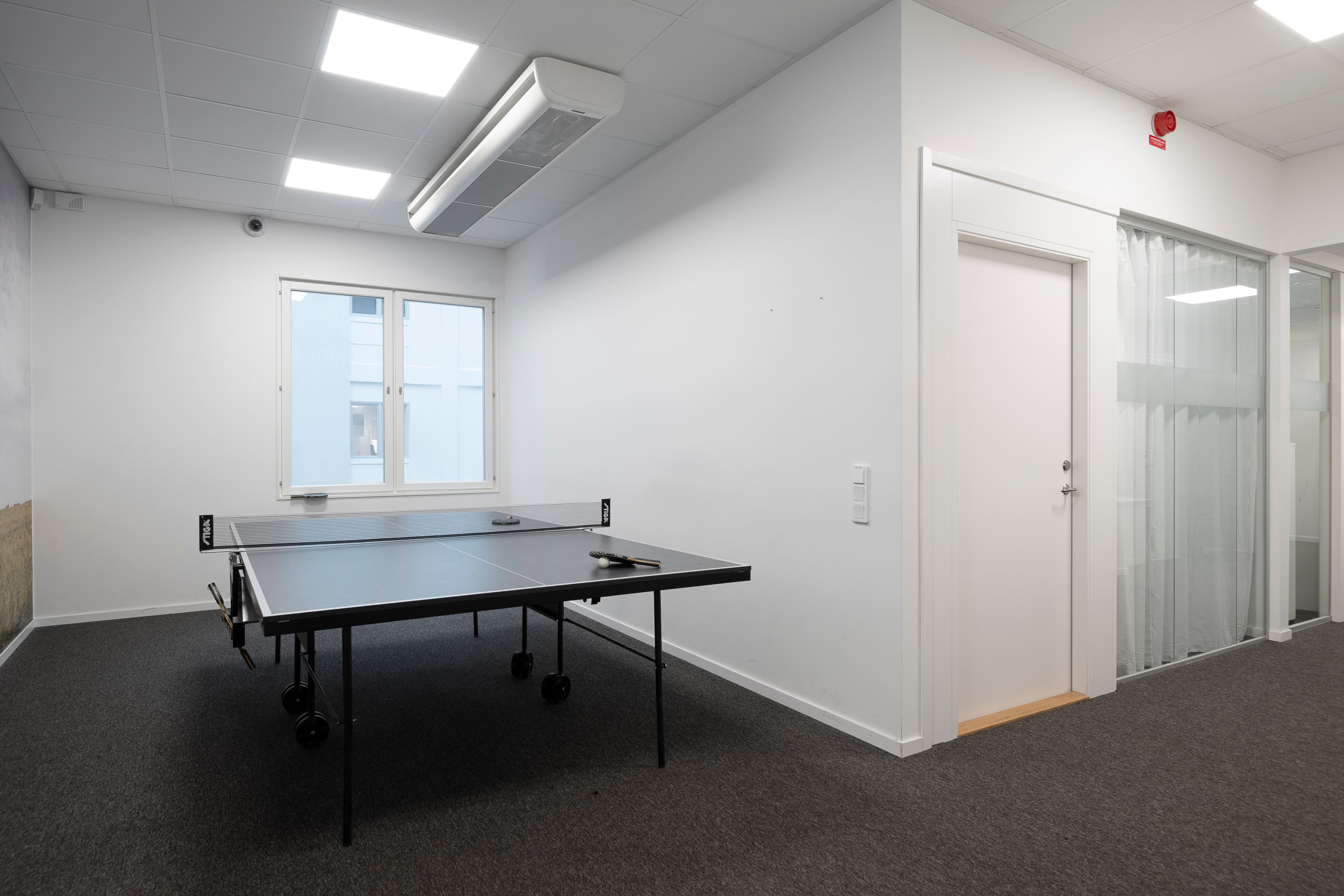 Ett pingisbord i ett tomt rum.