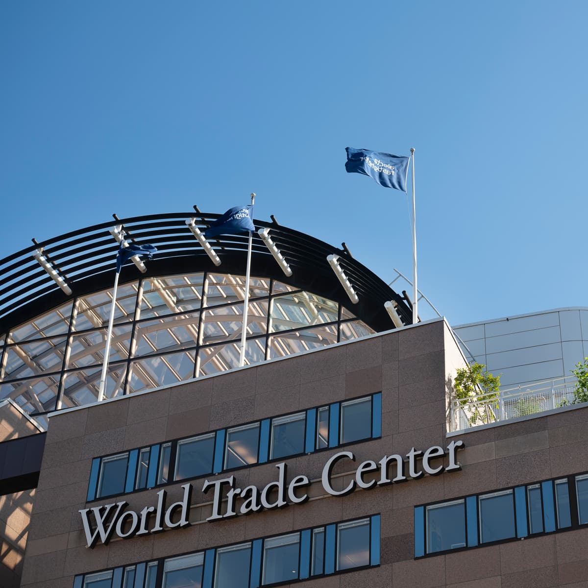 En stor byggnad med en flagga på toppen.