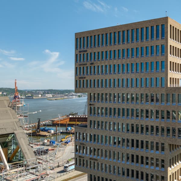 En mycket hög byggnad som ligger intill en stor vattensamling.