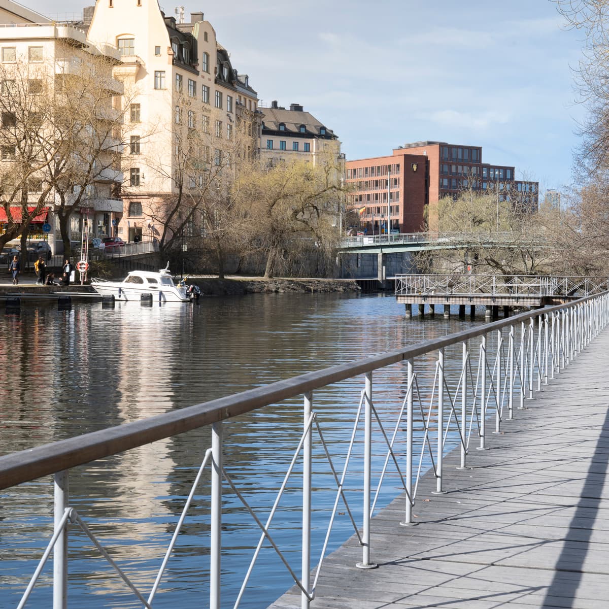 En gångväg intill ett vattendrag.