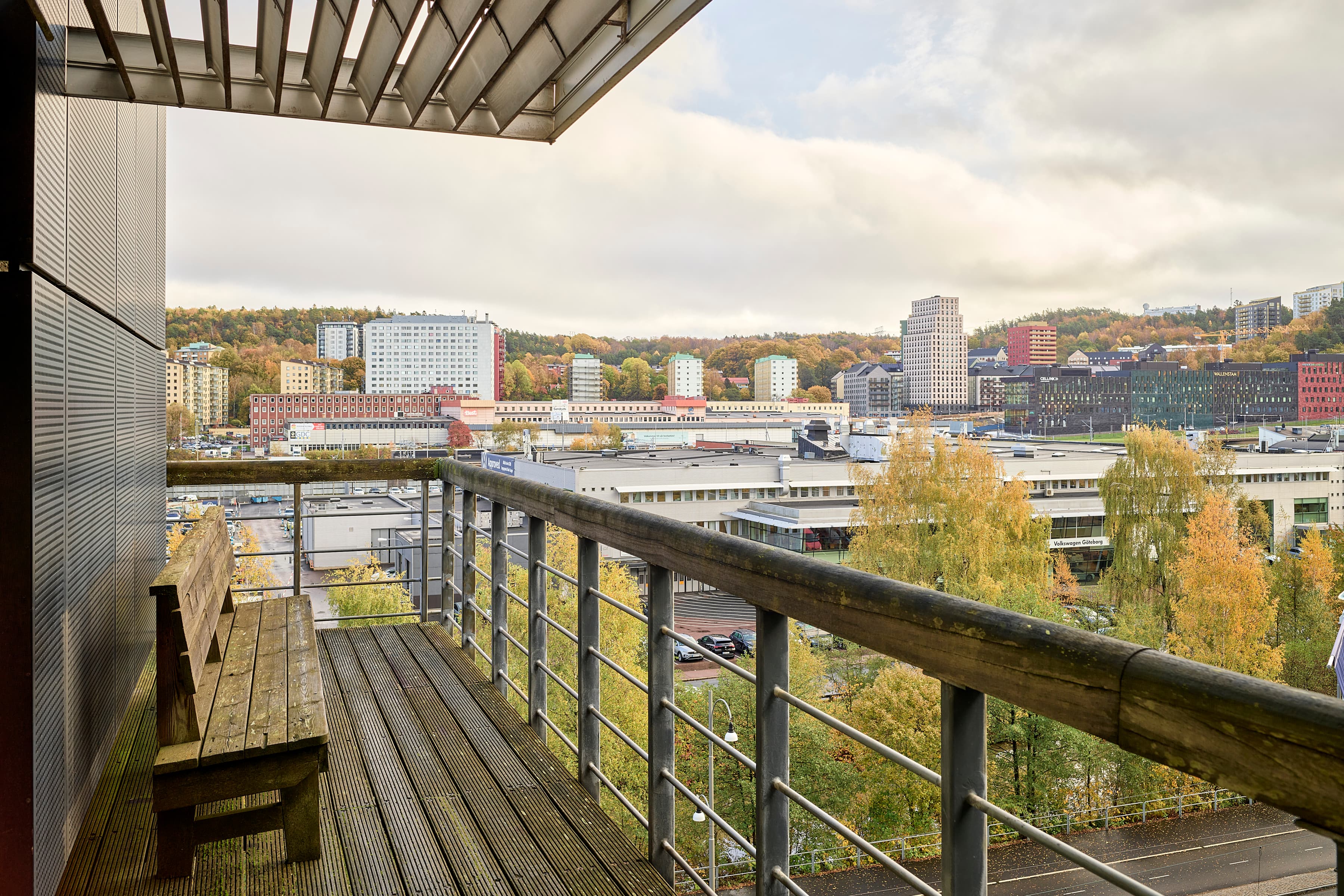 En balkong med utsikt över en stad.
