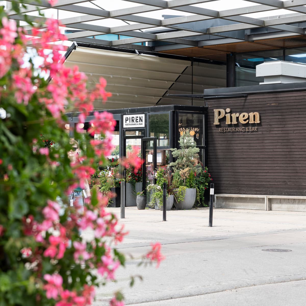 En byggnad med en skylt som säger piren på den.