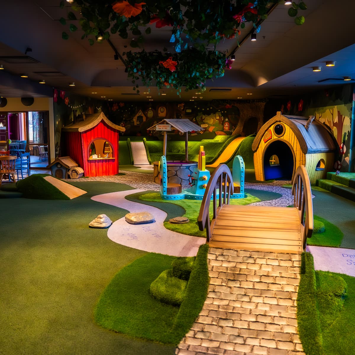 En lekplats för barn med rutschkanor och rutschbanor.