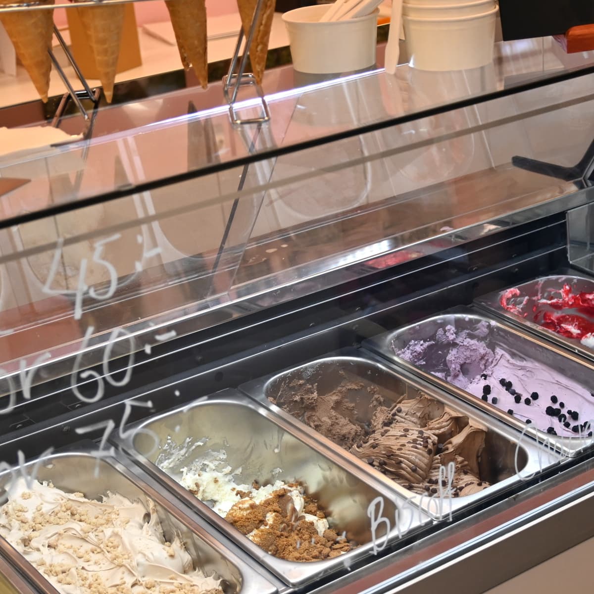 Ett vitrinskåp fyllt med olika typer av glass.