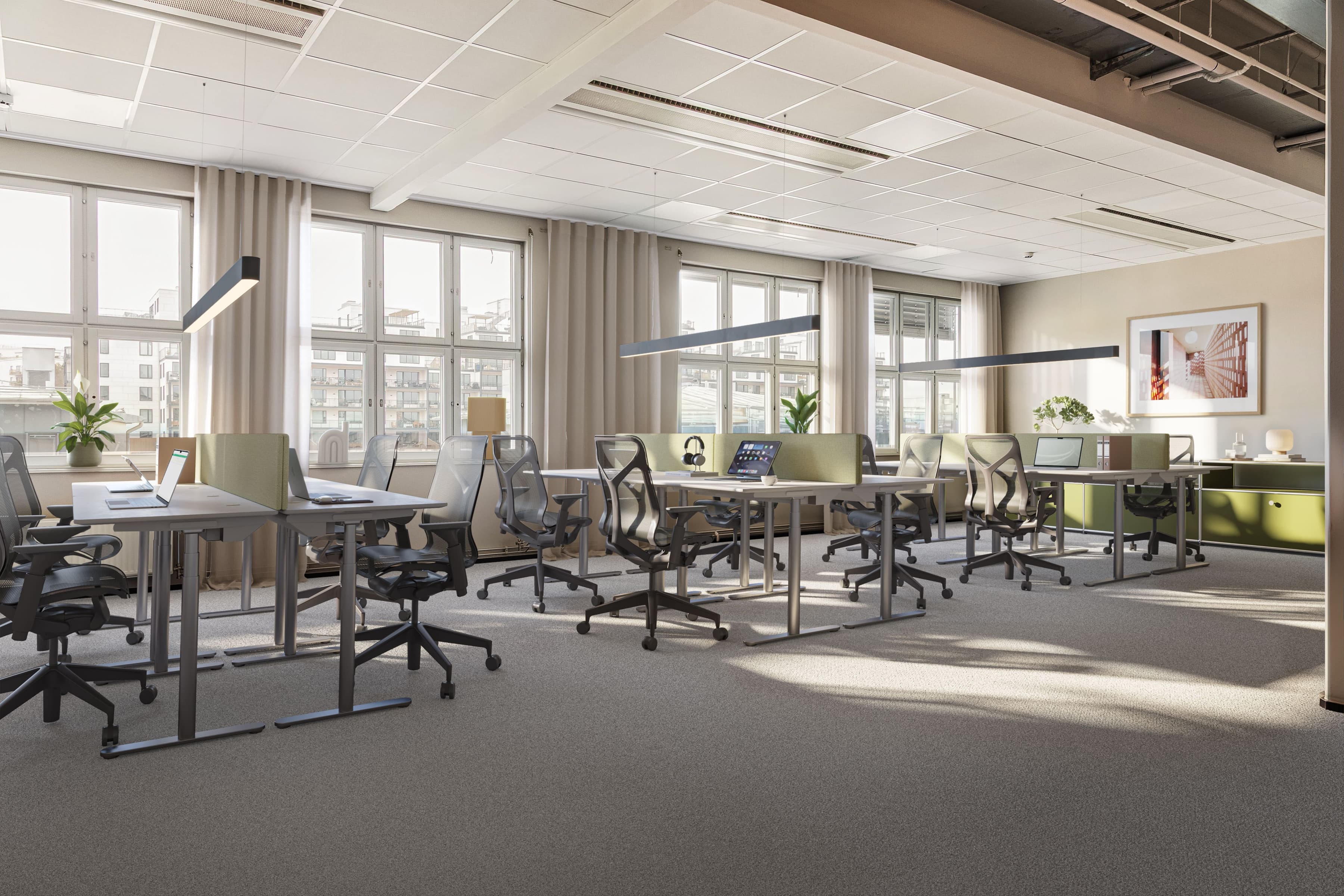 Ett rum med många stolar och skrivbord.