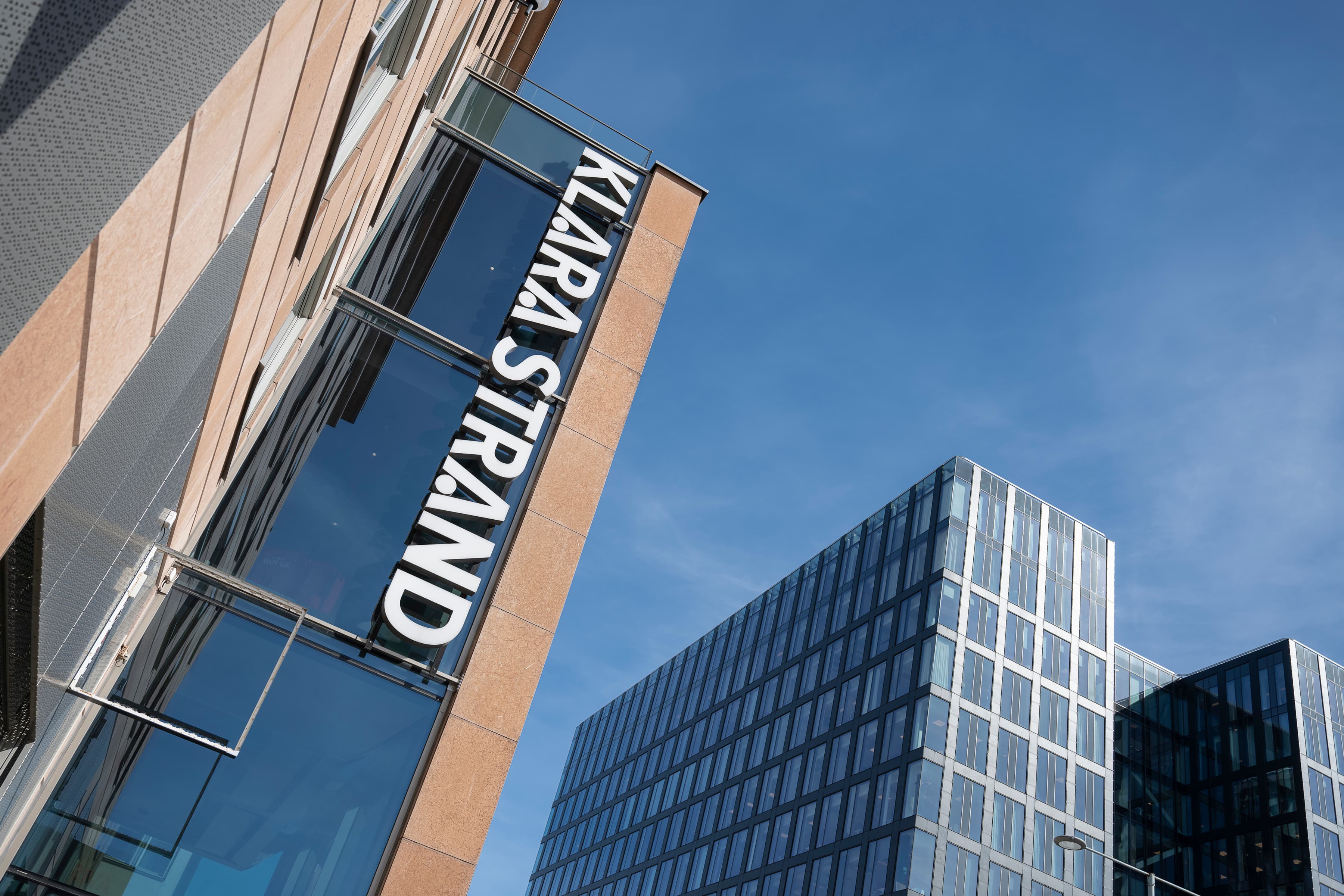 En hög byggnad med en skylt på sidan av den.