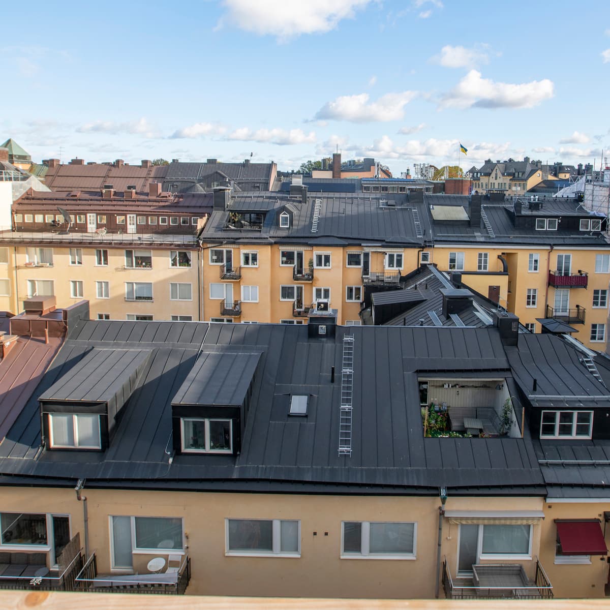 En utsikt över några byggnader och en lyftkran i skyn.