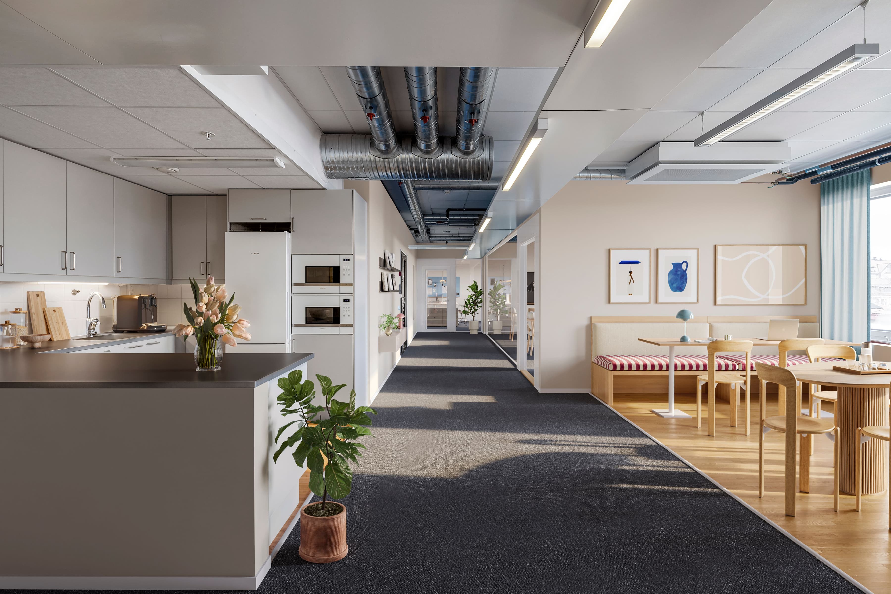 Ett stort öppet kontorslandskap med kök och matplats.