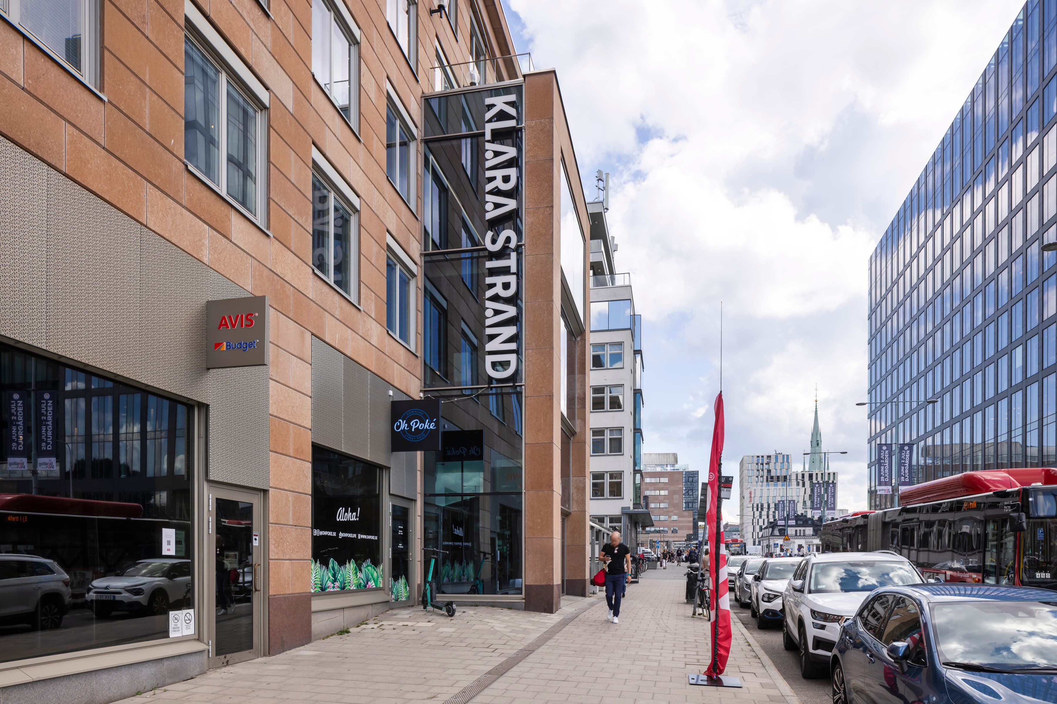 En grupp bilar som står parkerade vid sidan av en väg.