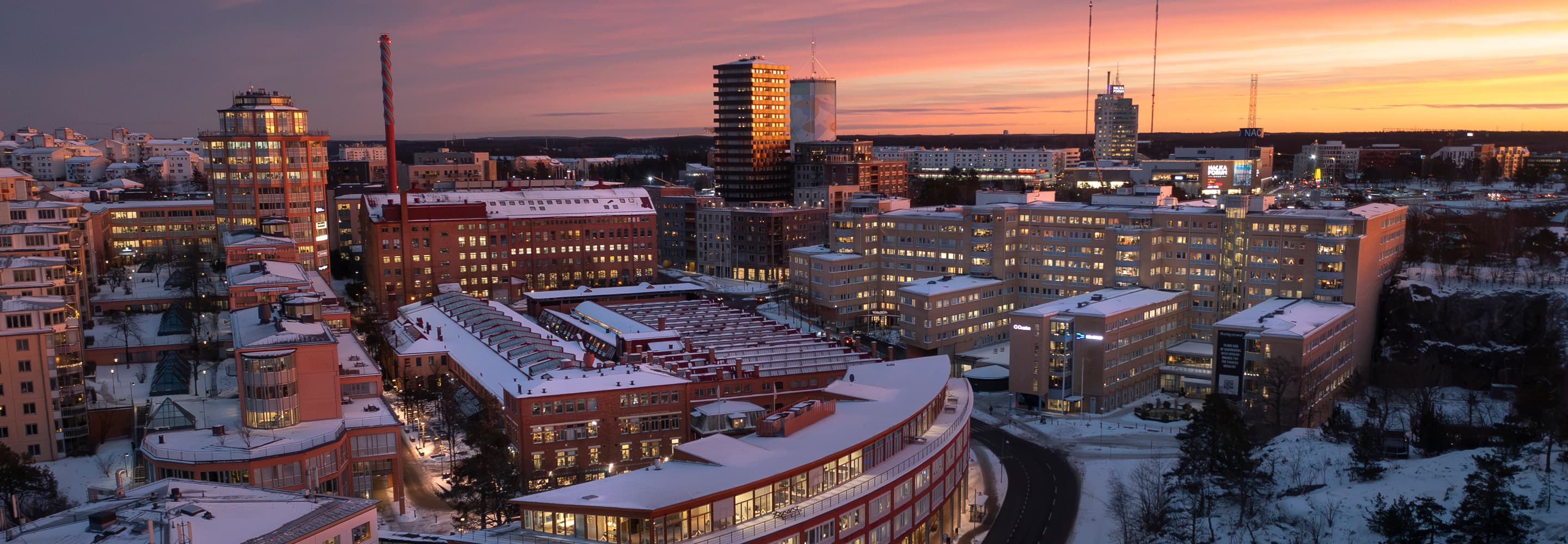 En flygvy över en stad i skymningen.