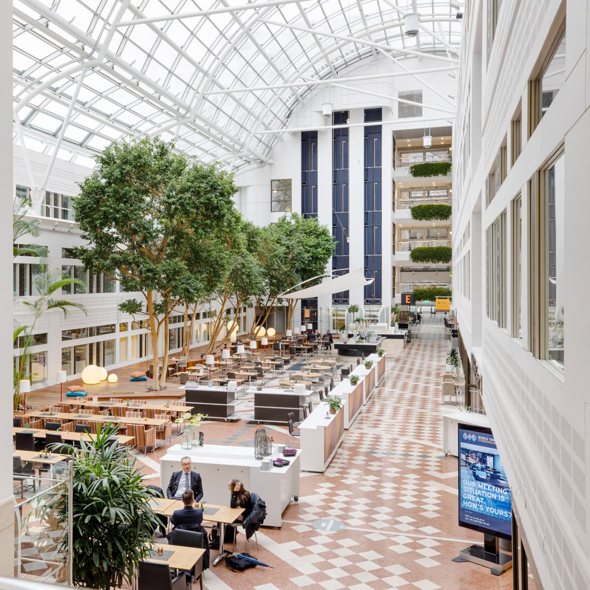 En utsikt över en restaurang från andra våningen i en byggnad.