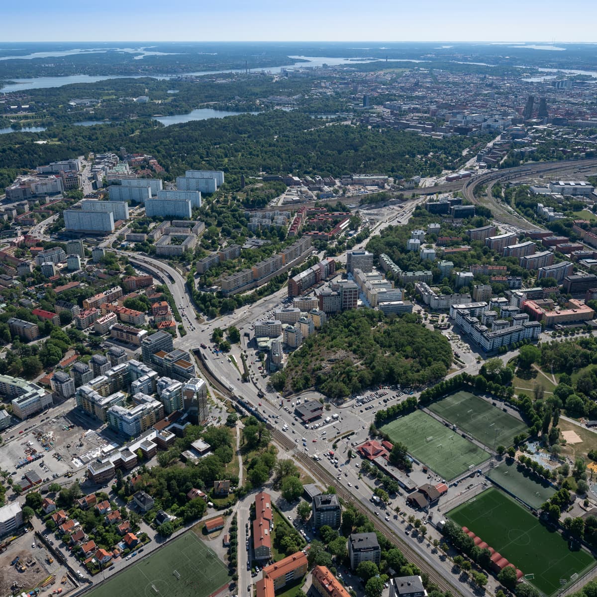 En flygbild av en stad med många byggnader.