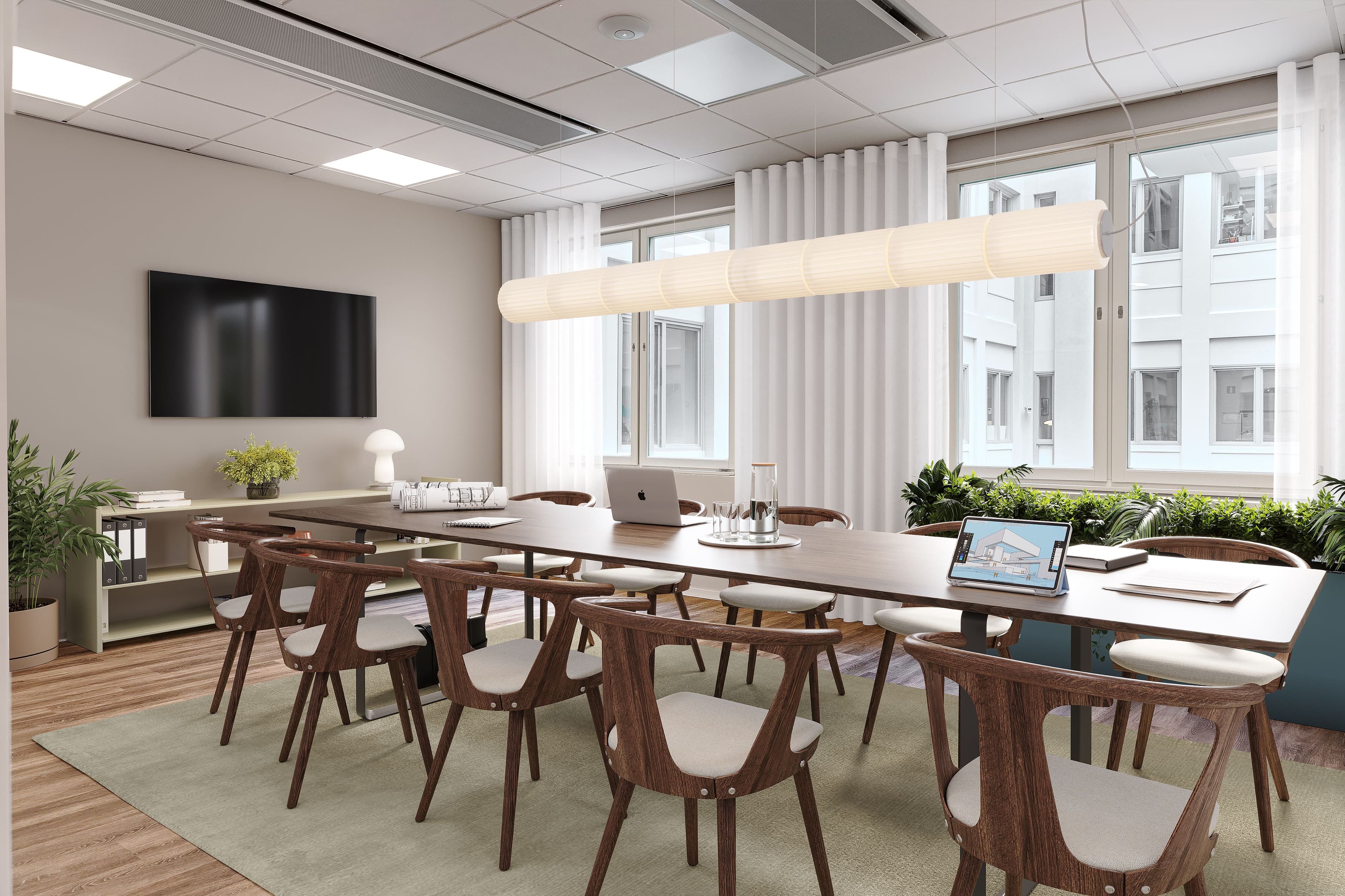 Ett konferensrum med ett långt bord och stolar.