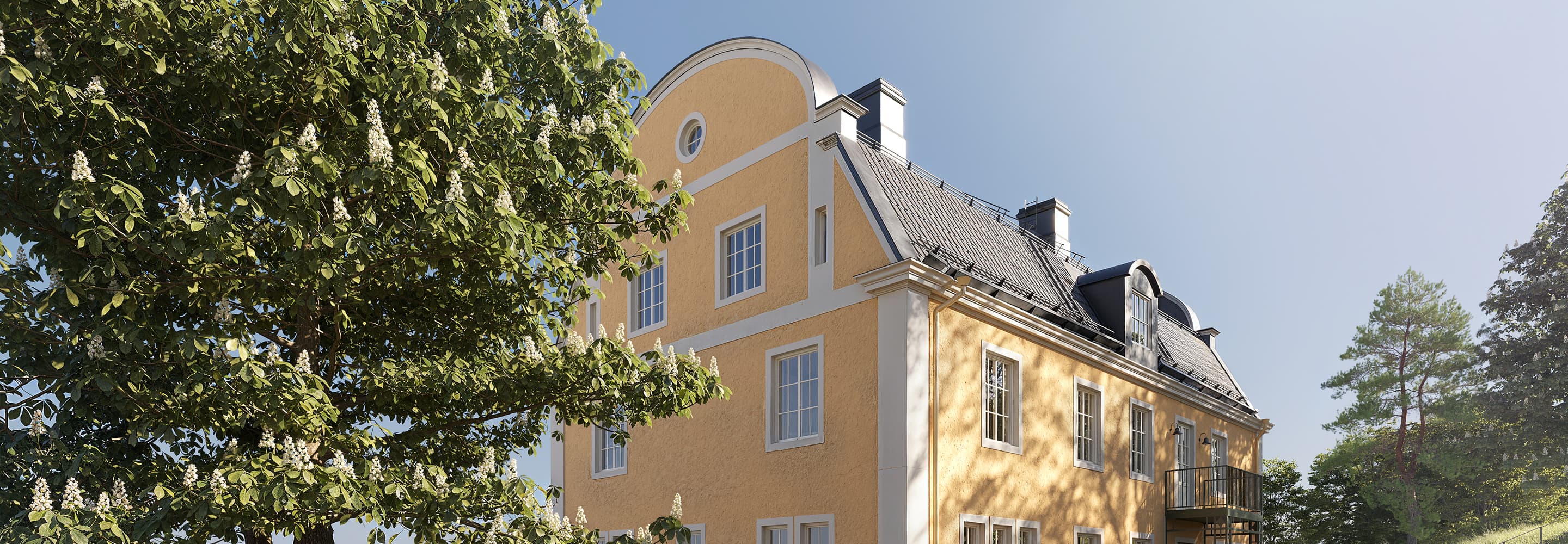 Ett stort gult hus som ligger på toppen av en grönskande sluttning.