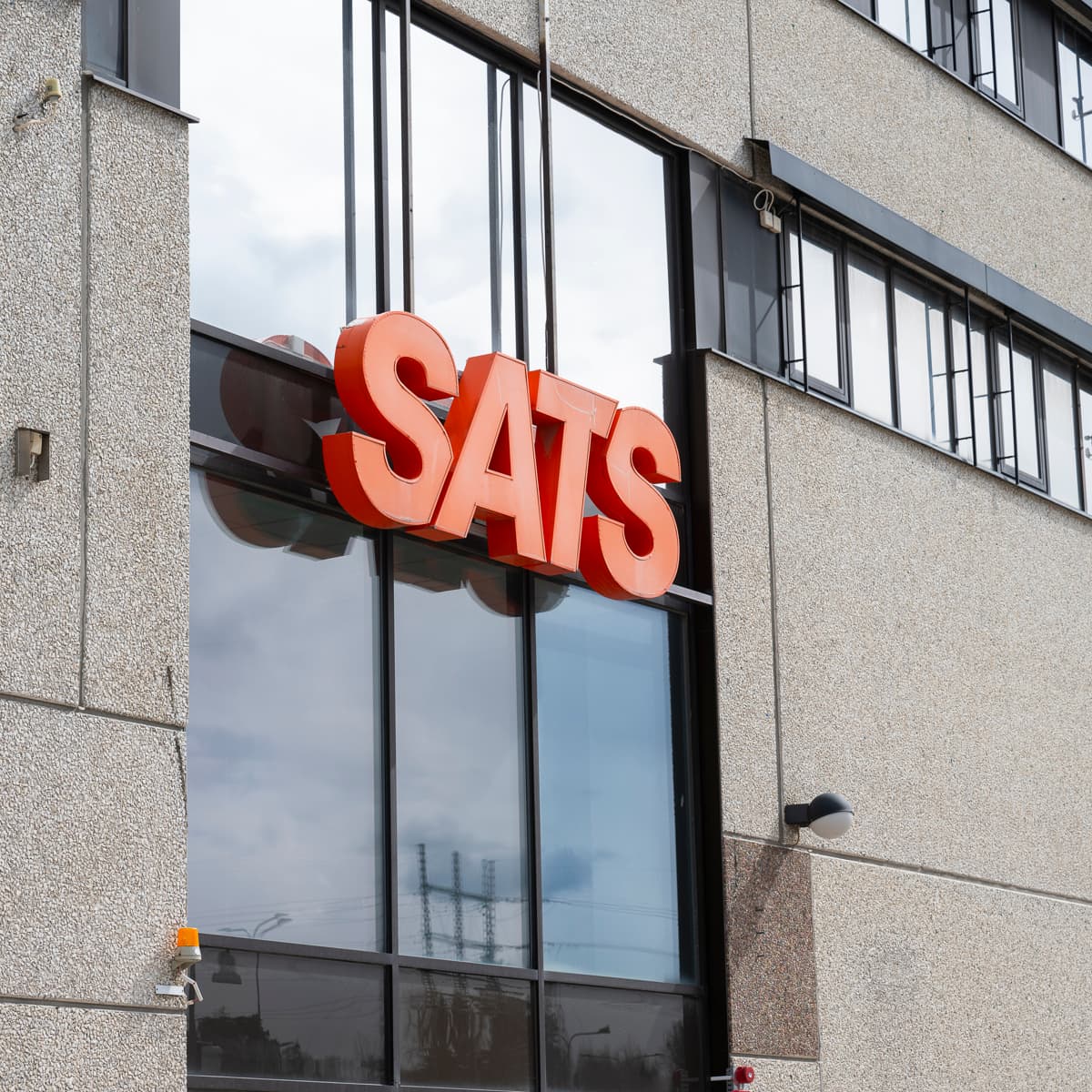 En byggnad med en skylt där det står ”Sats”.