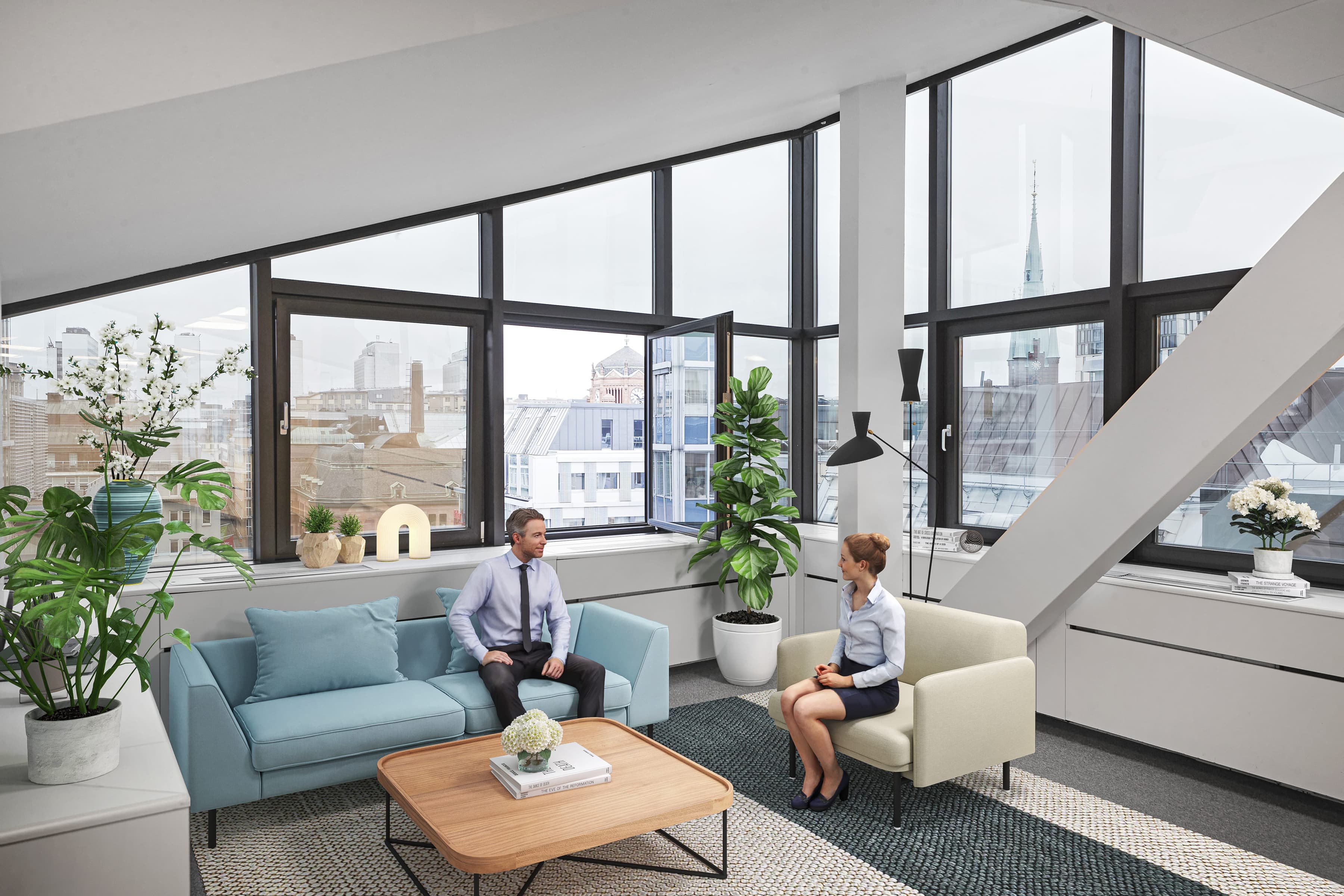 Några personer som sitter i ett vardagsrum.