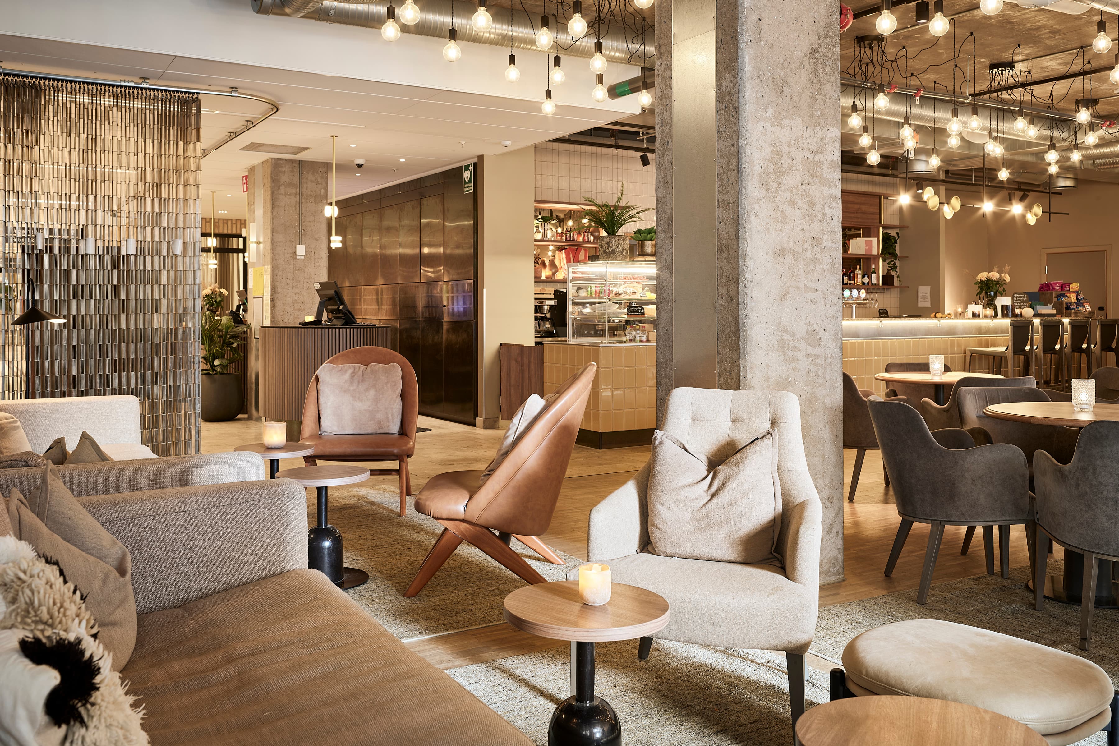 En restaurangdel fyllt med massor av möbler.