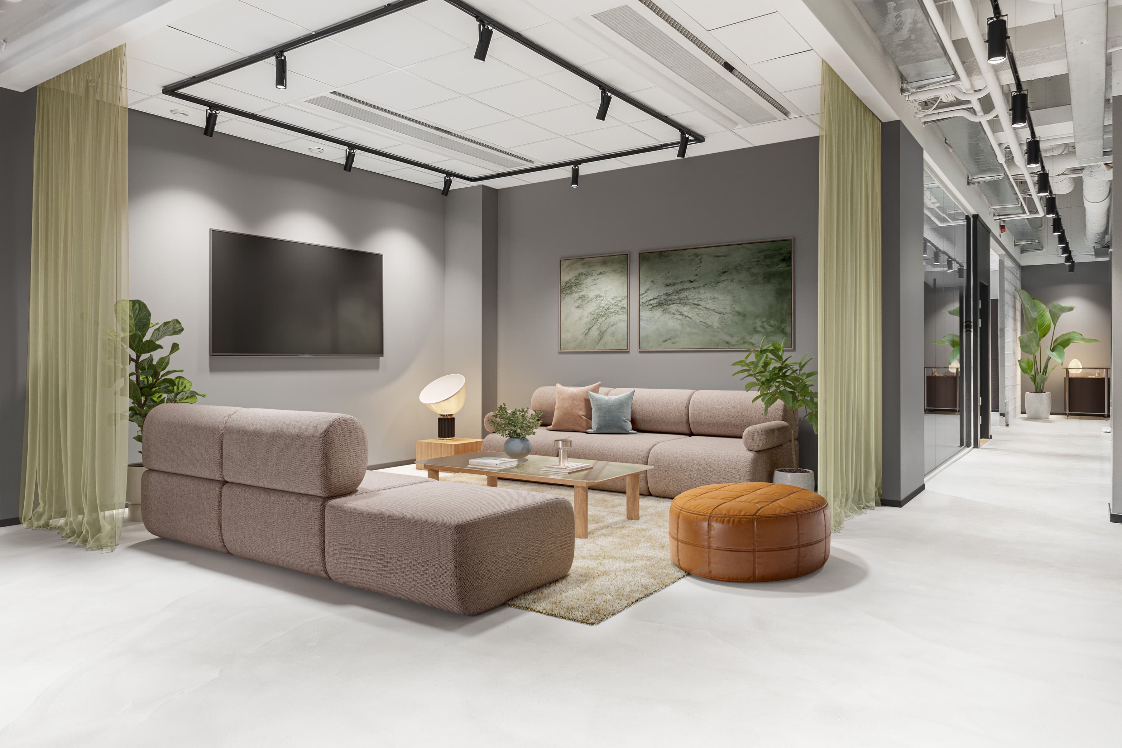 Ett vardagsrum med soffor och en tv på väggen.