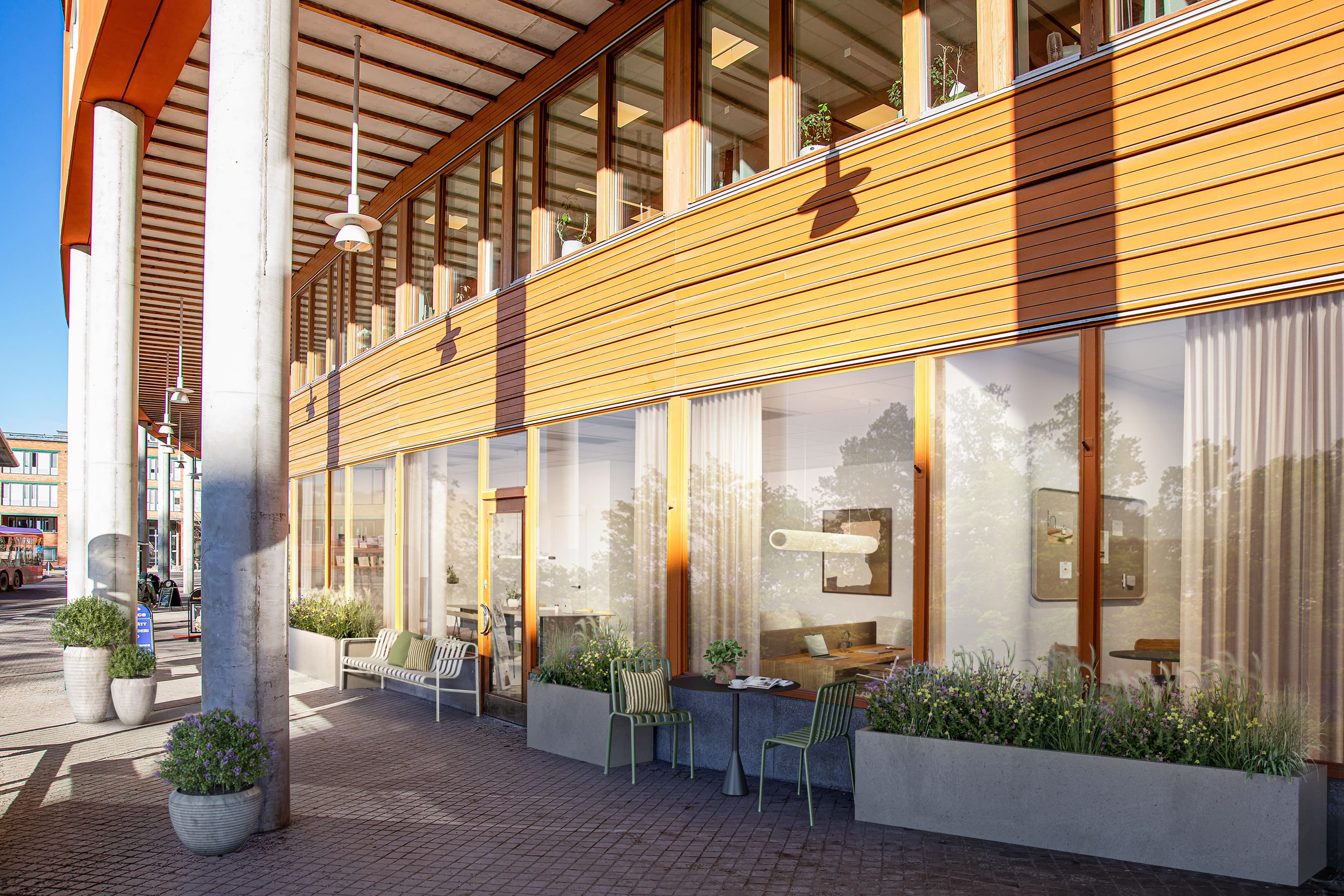 En byggnad med många fönster och växter på utsidan.