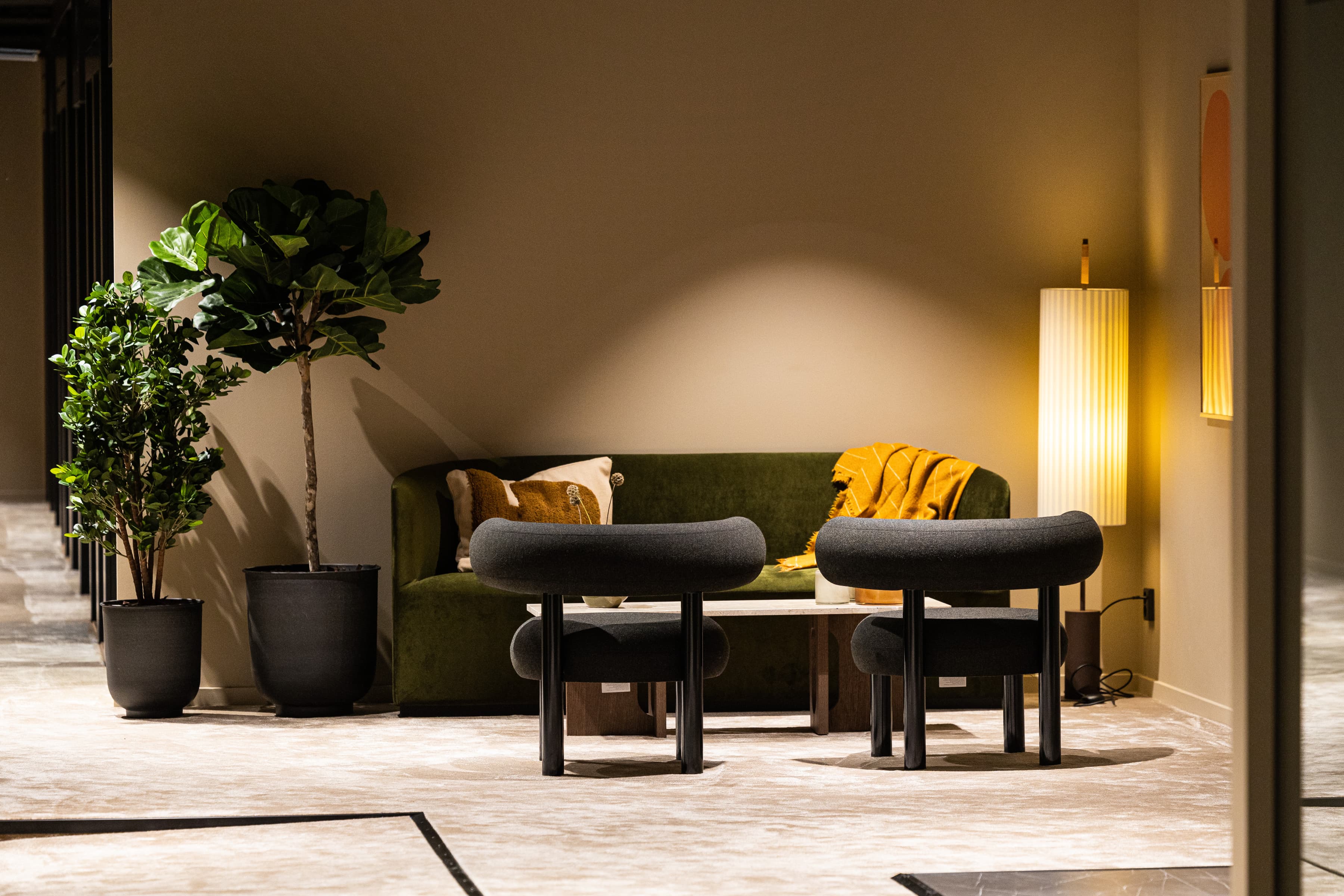 Ett vardagsrum fyllt med möbler och en krukväxt.