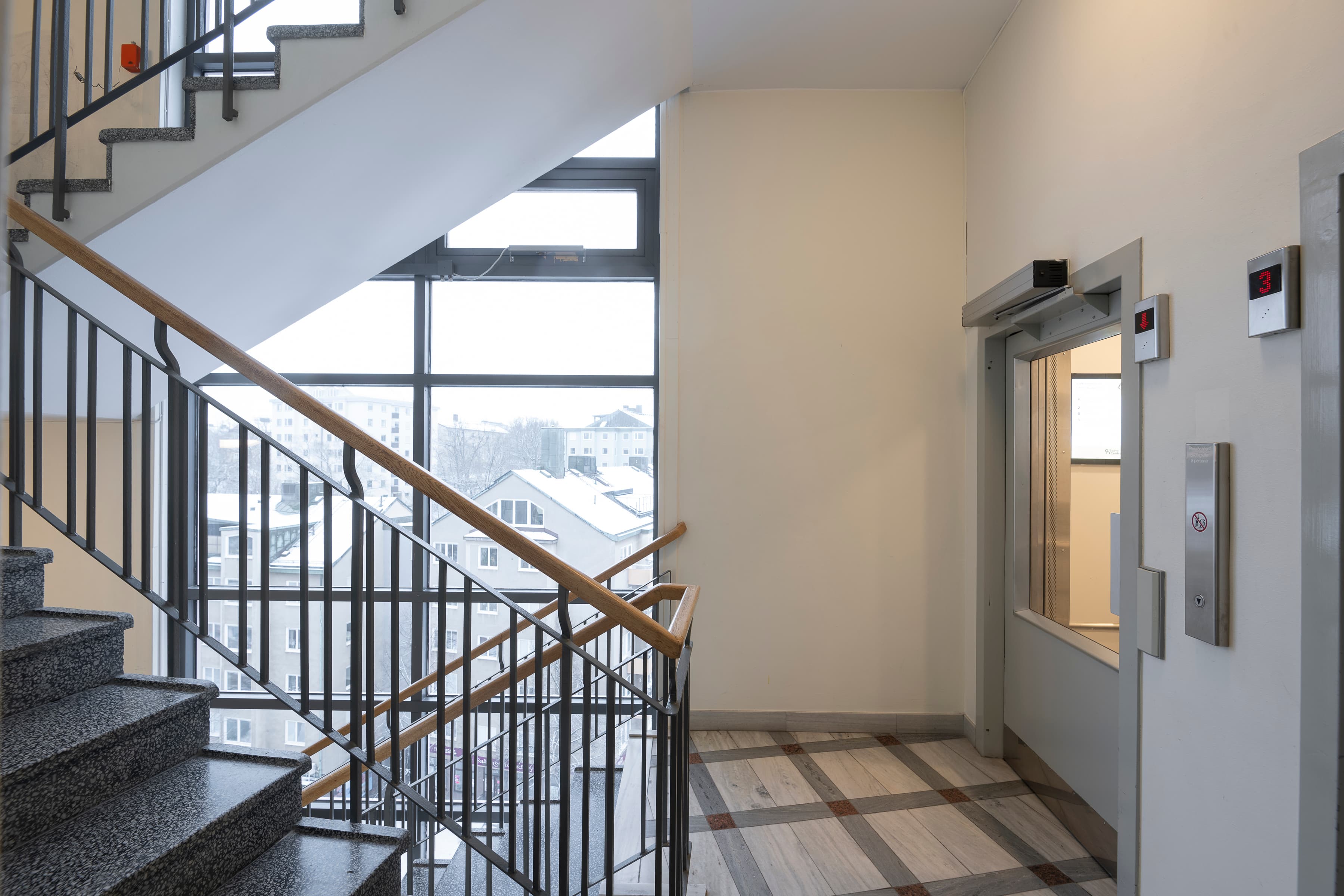 En trappa som leder upp till en andra våning.