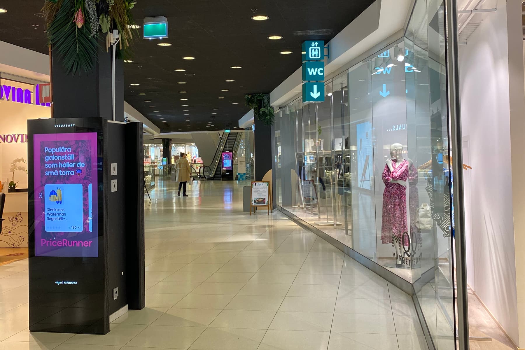 Ett köpcentrum med en utställning av utställda kläder.