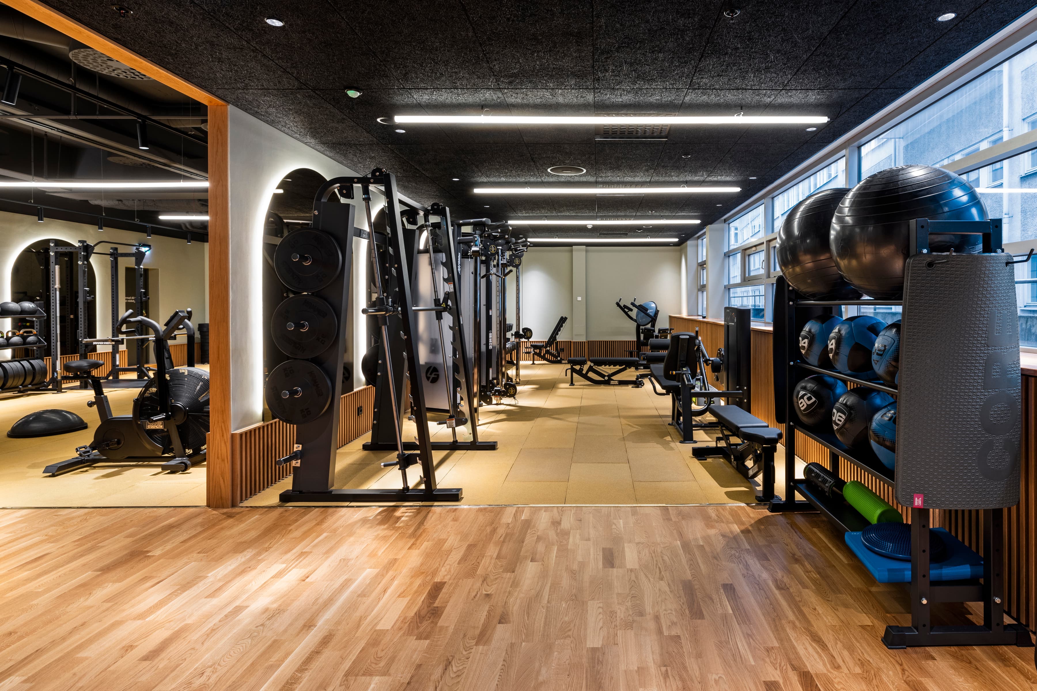 Ett gym med mycket träningsutrustning.