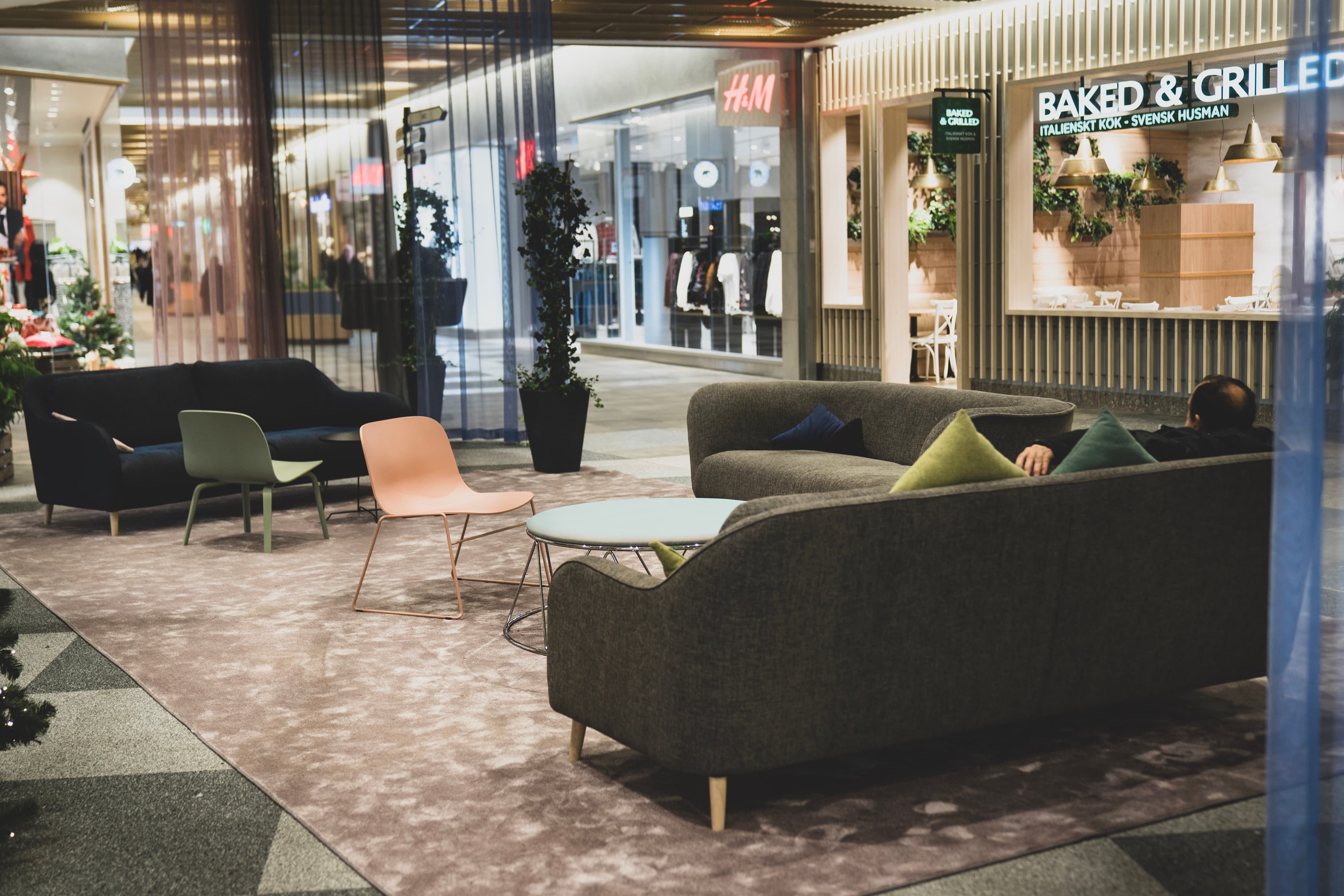 Ett vardagsrum fyllt med massor av möbler.