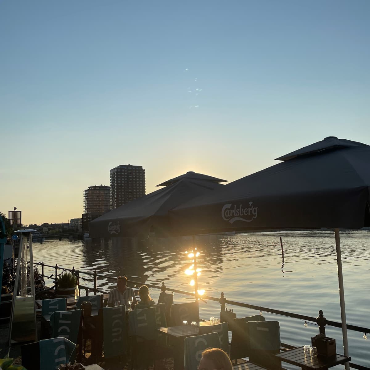 En grupp människor som sitter på toppen av en båt.