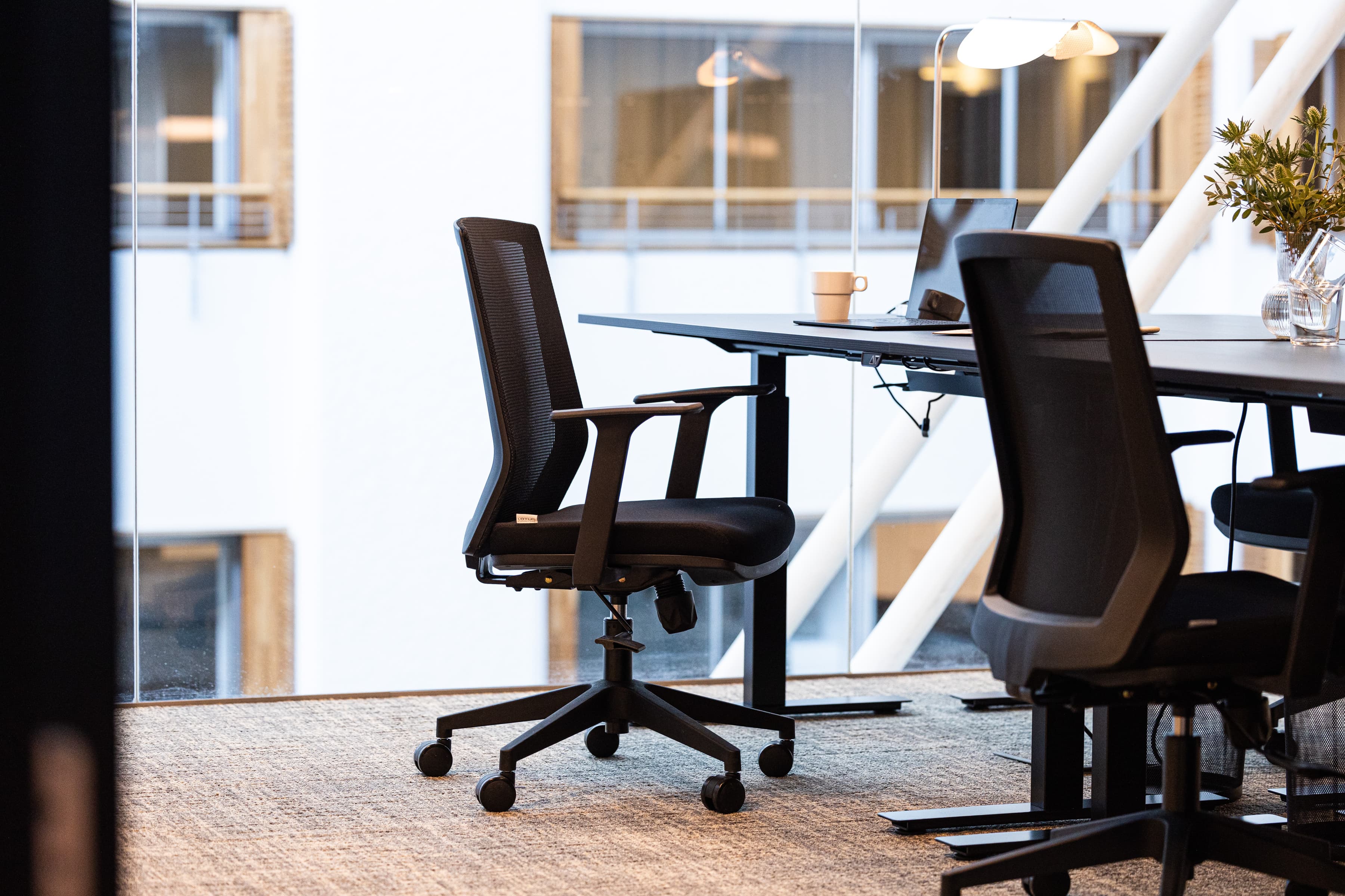 Ett rum med bord, stolar och en bärbar dator.