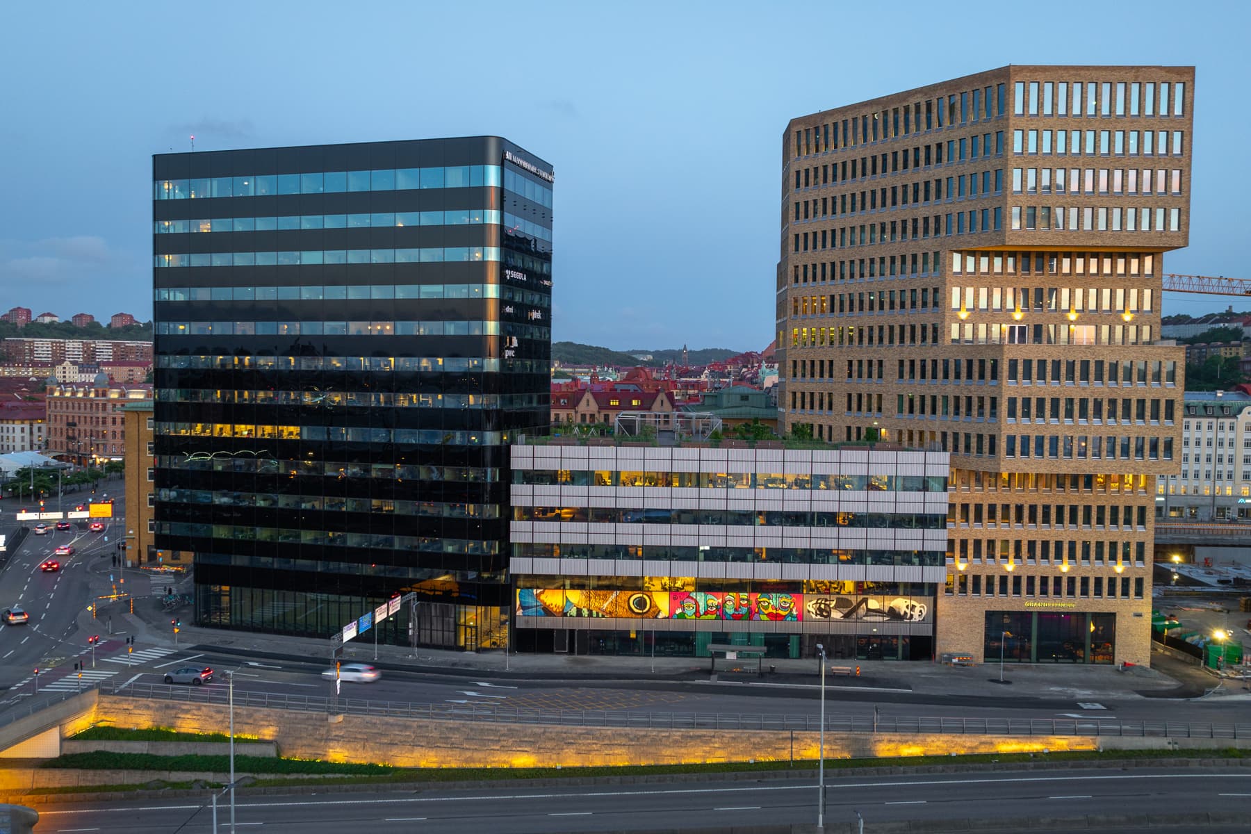 En grupp byggnader som ligger bredvid varandra.