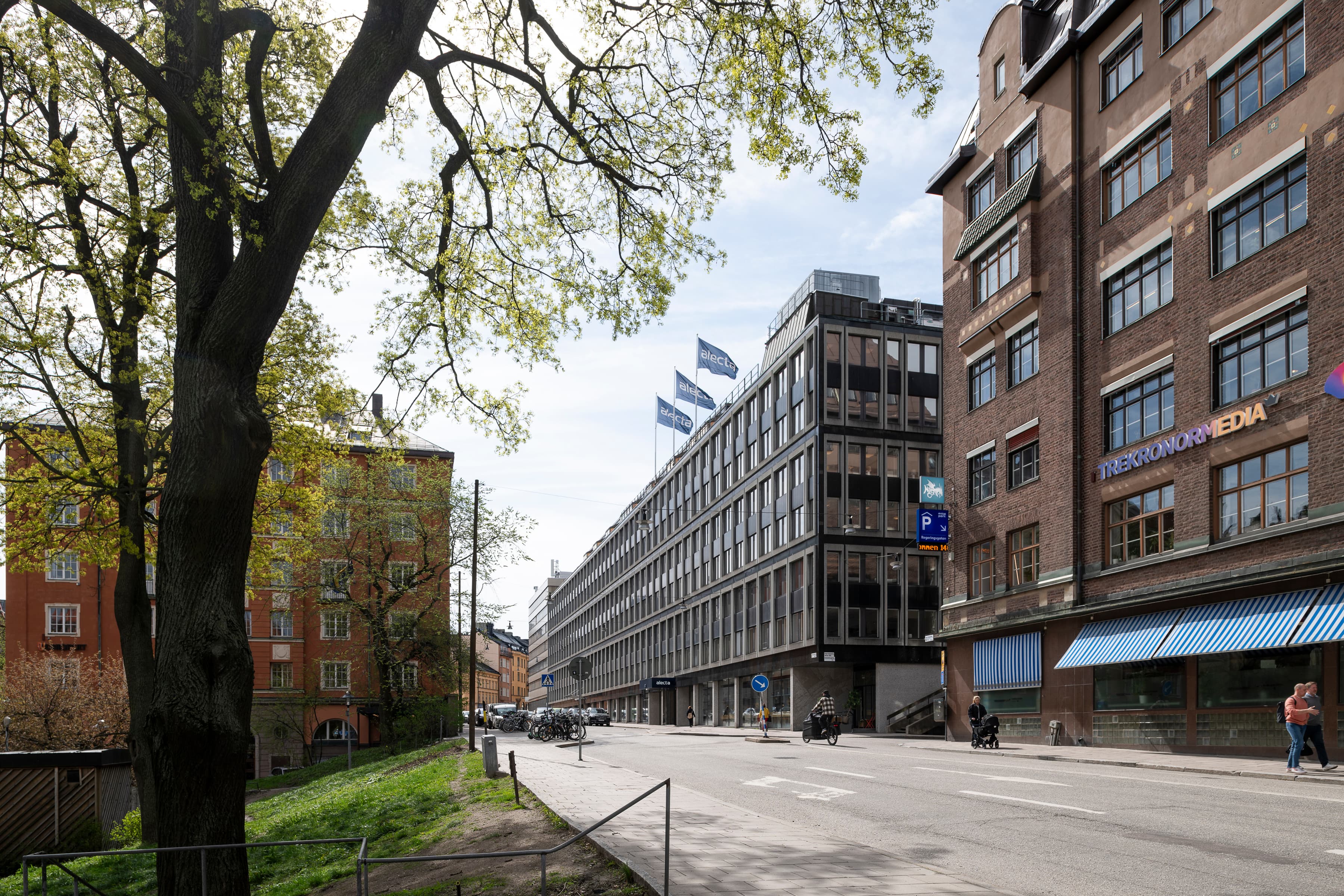 En stadsgata kantad av höga tegelbyggnader.