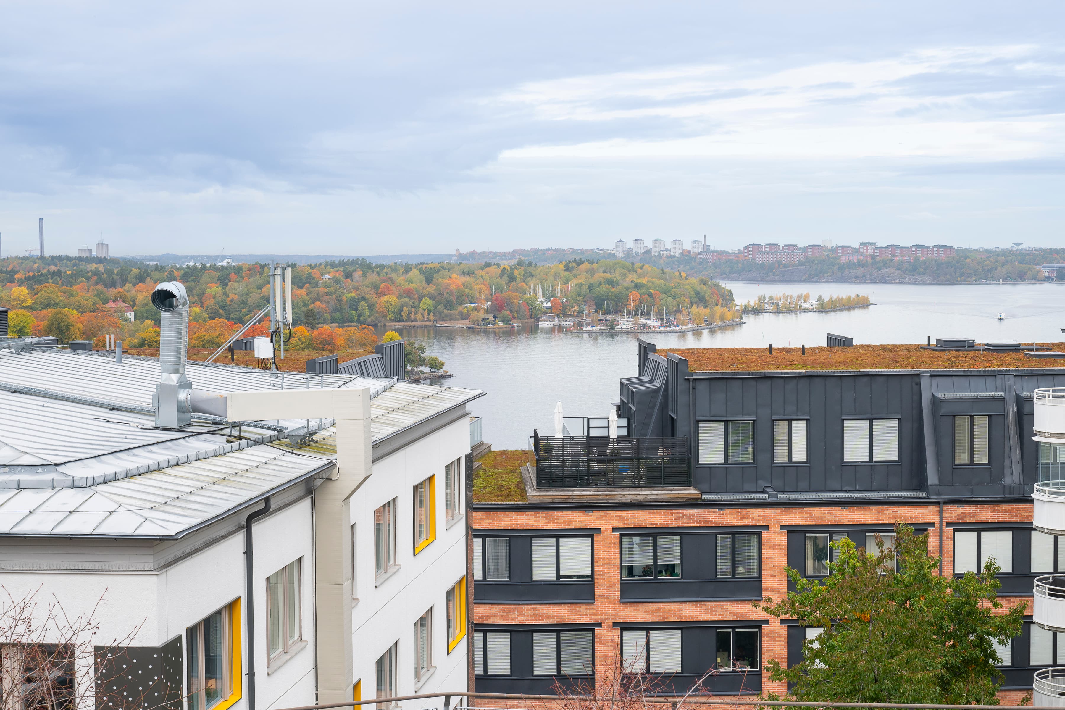 En utsikt över en stad med en sjö i bakgrunden.