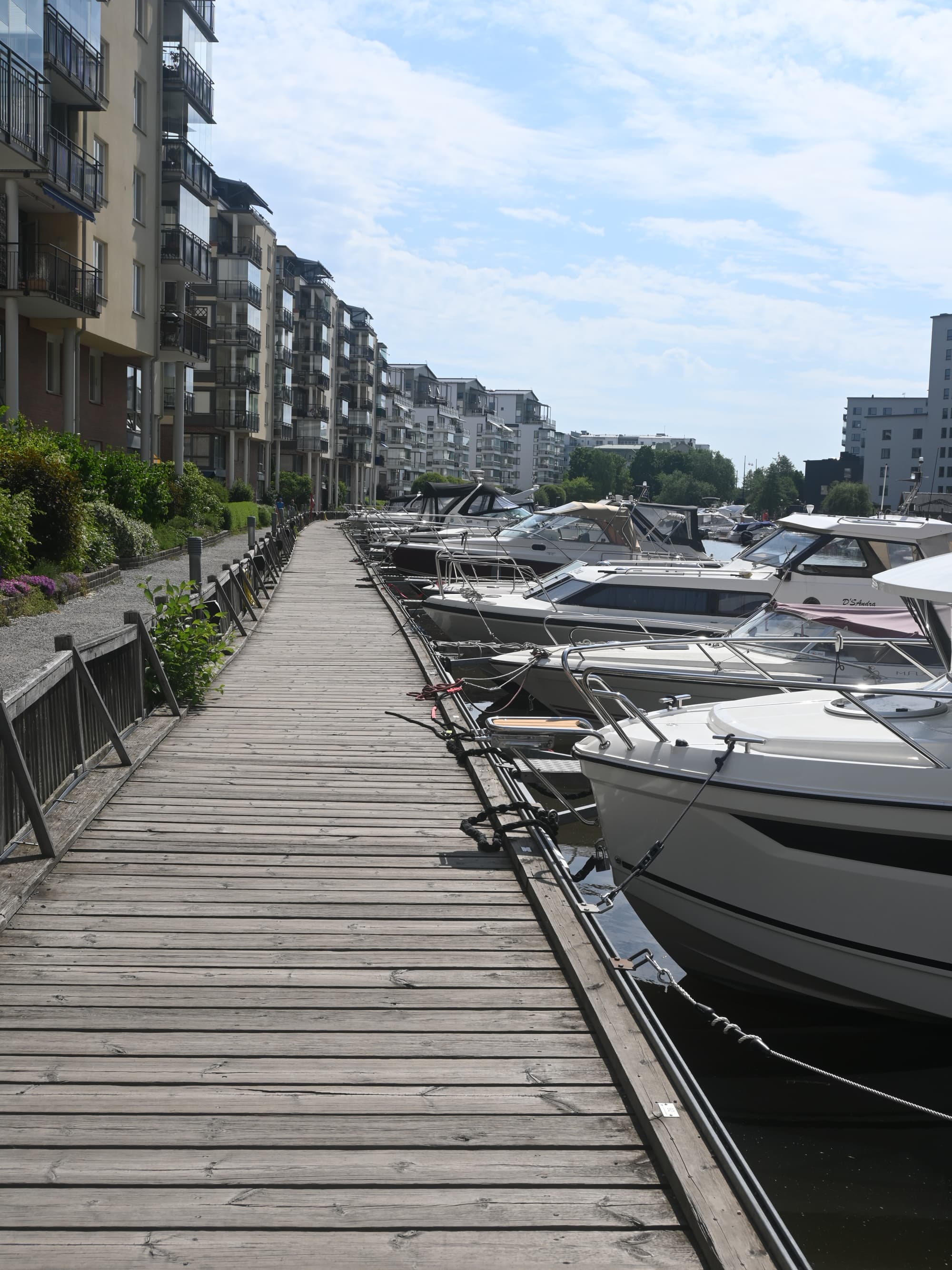 En rad båtar förtöjda vid en marina.
