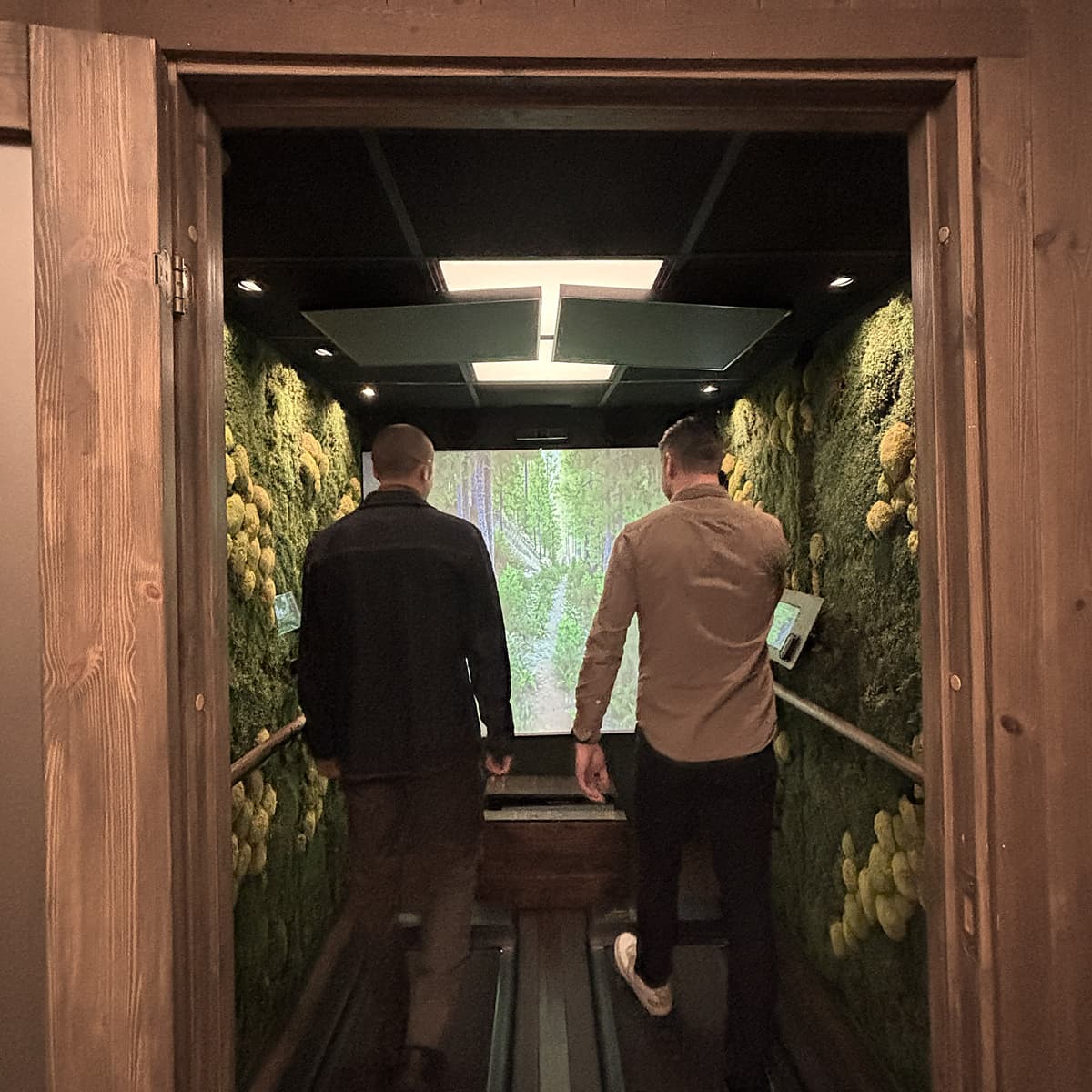 Några personer som går nerför en trappa.