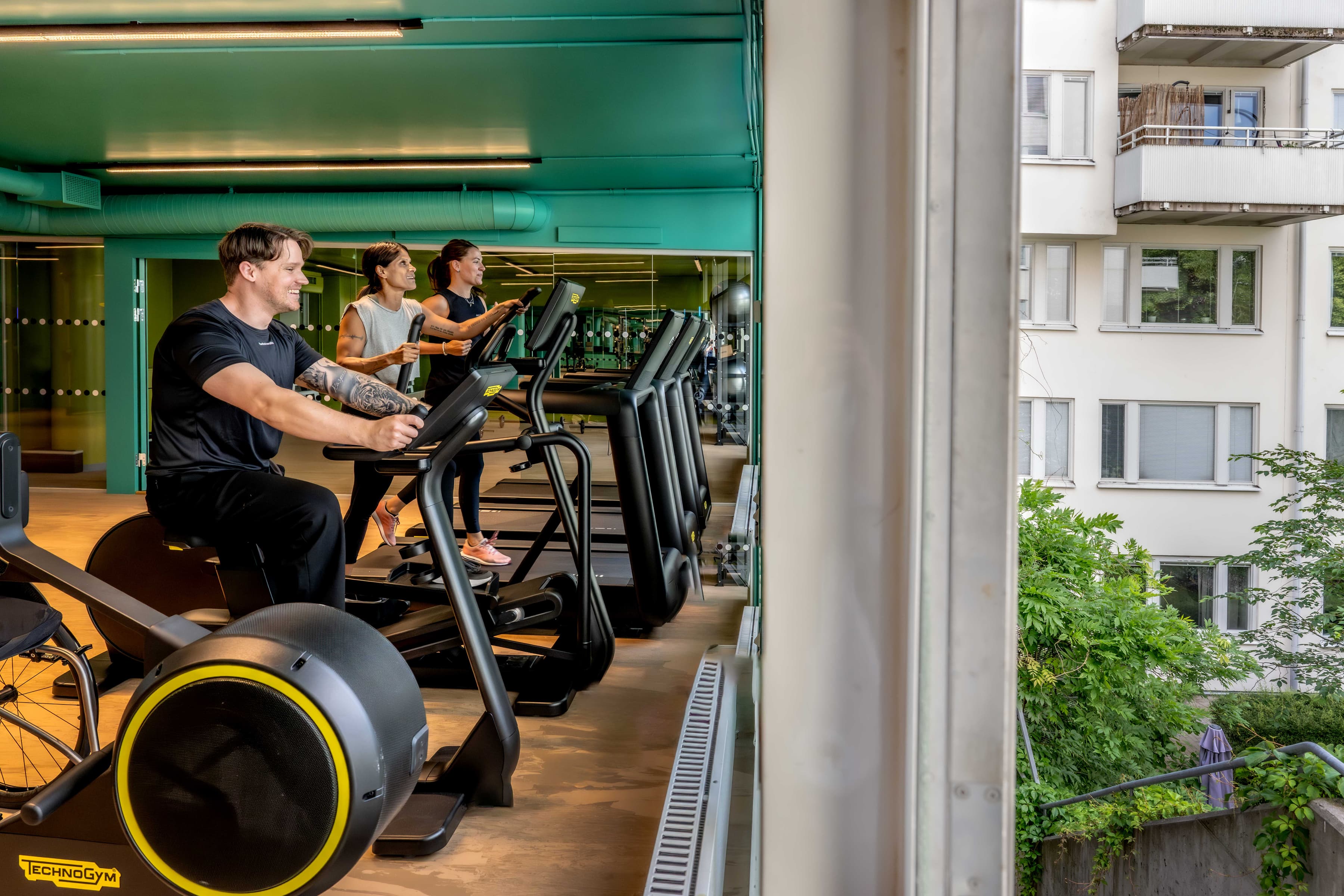 En grupp människor som cyklar på motionscyklar på ett gym.