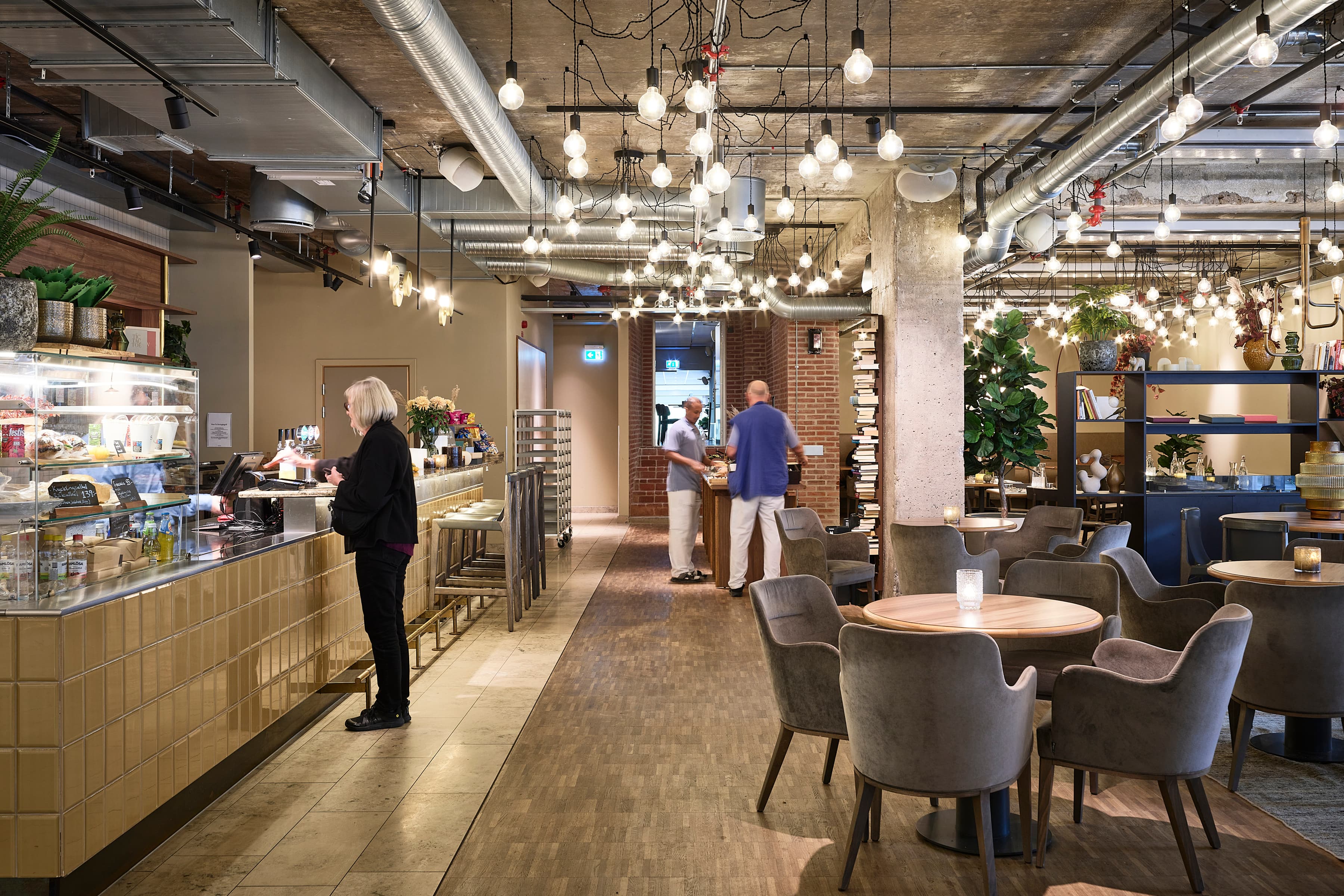 En restaurang med bord, stolar och en bar.