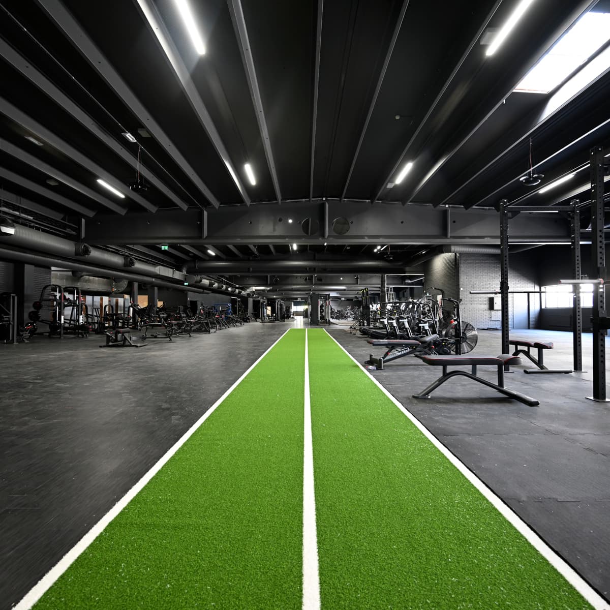 Ett stort gym med ett grönt streck på golvet.