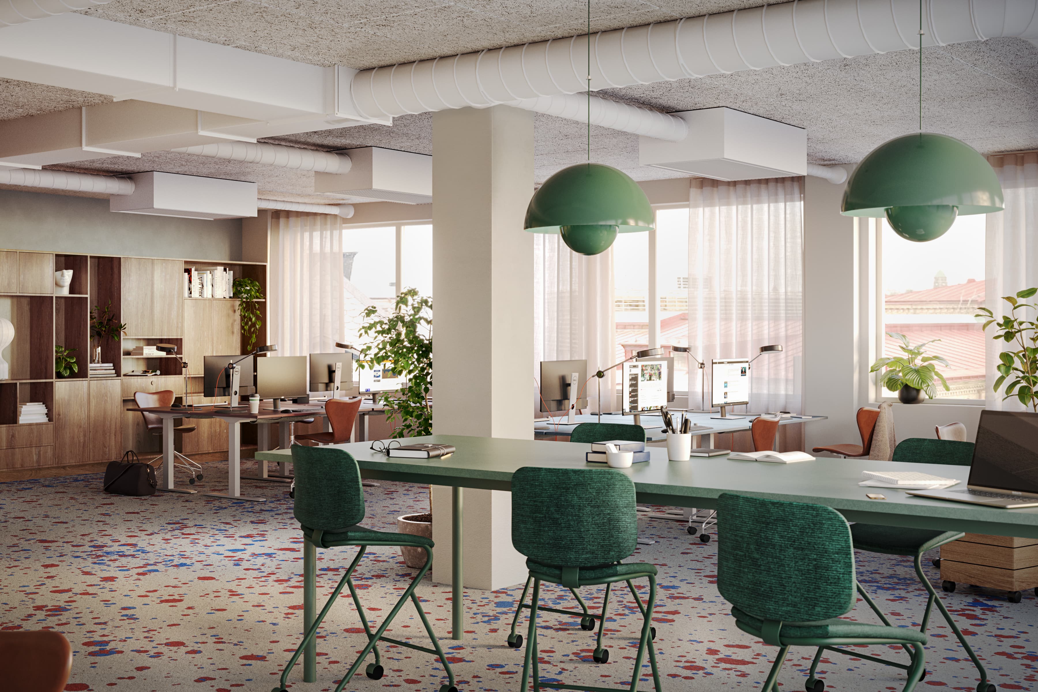 Ett rum med ett bord, stolar och en bärbar dator.